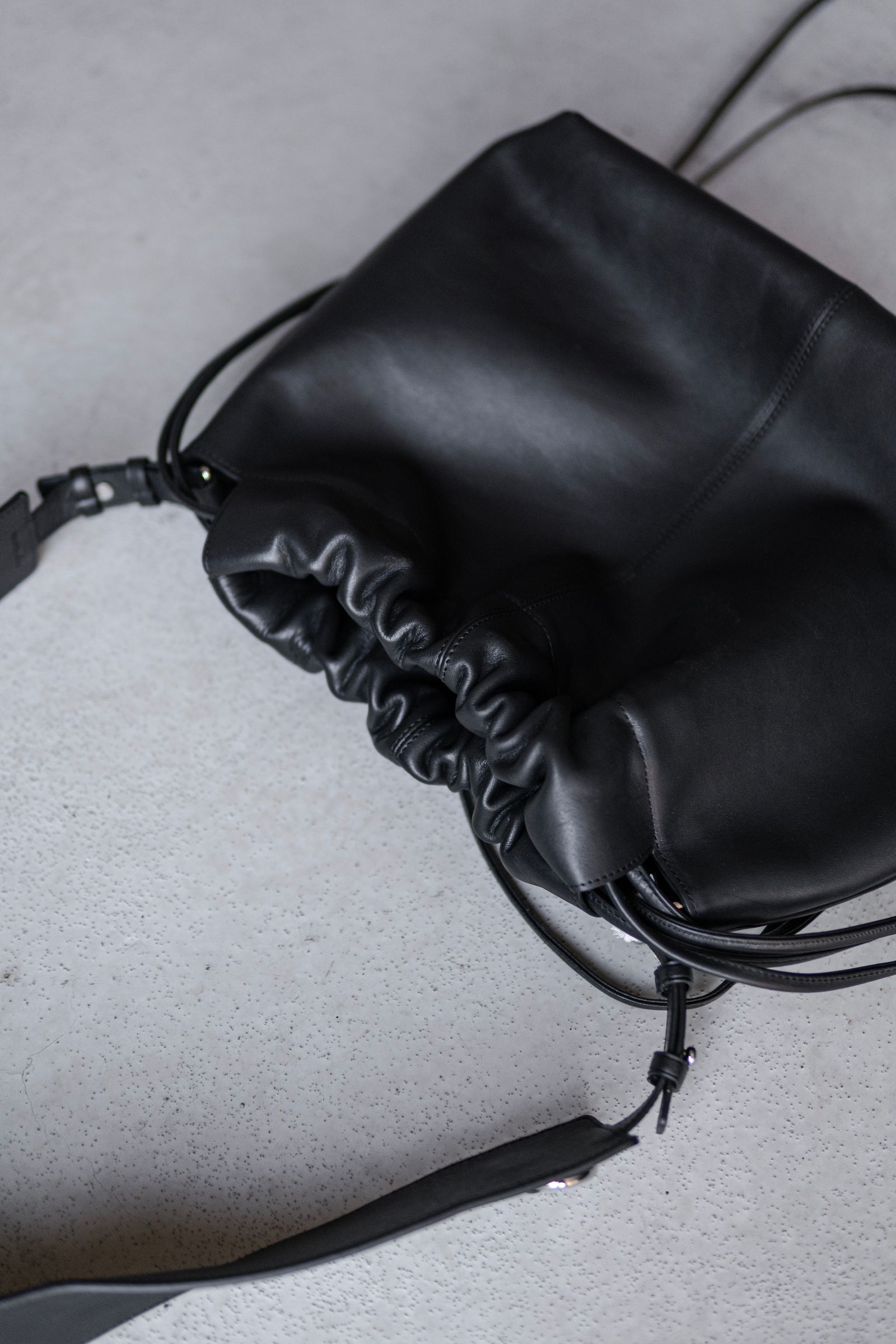 leather shoulder bag / Black