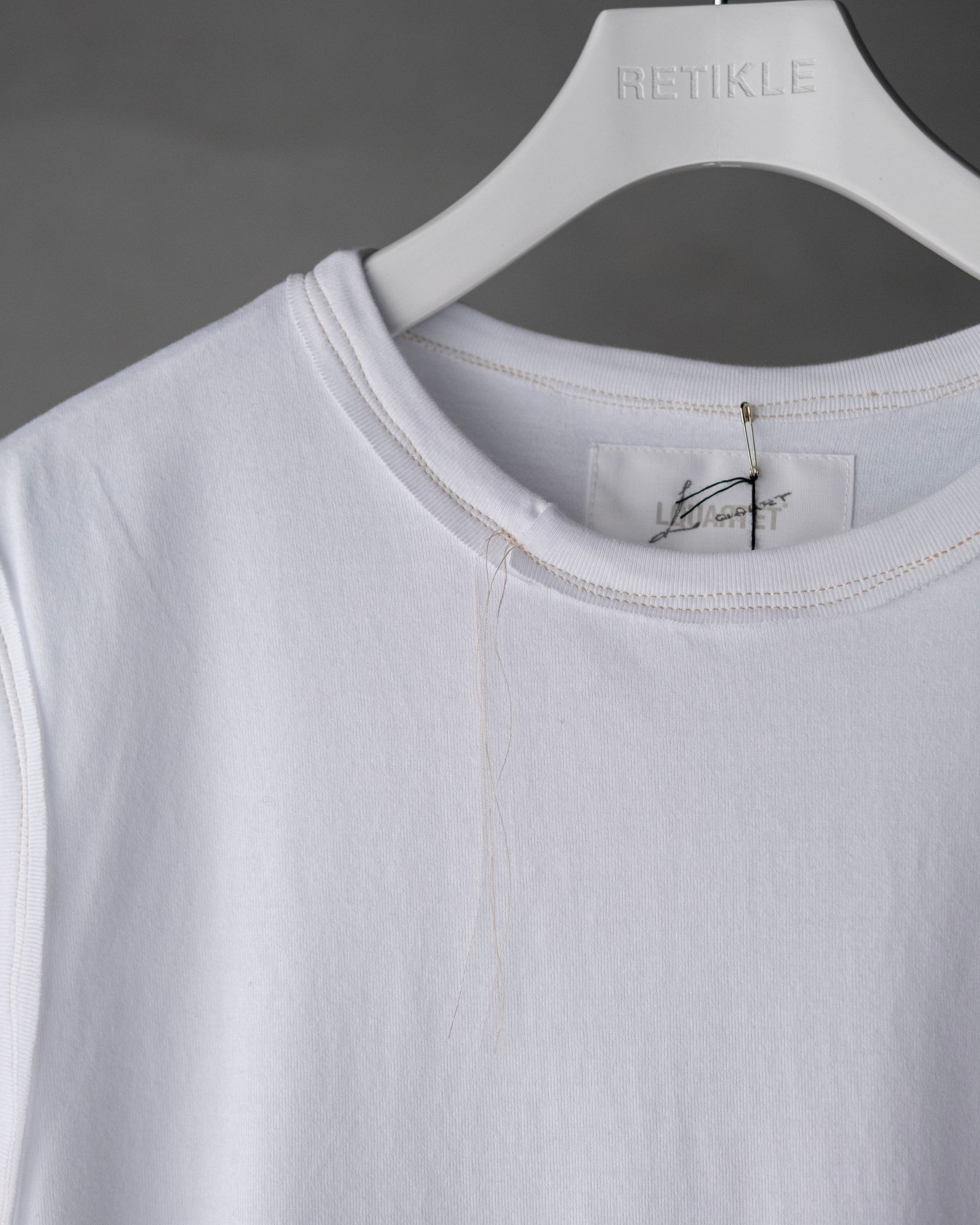 “TUGIHAGI” Neck Sleeveless / White