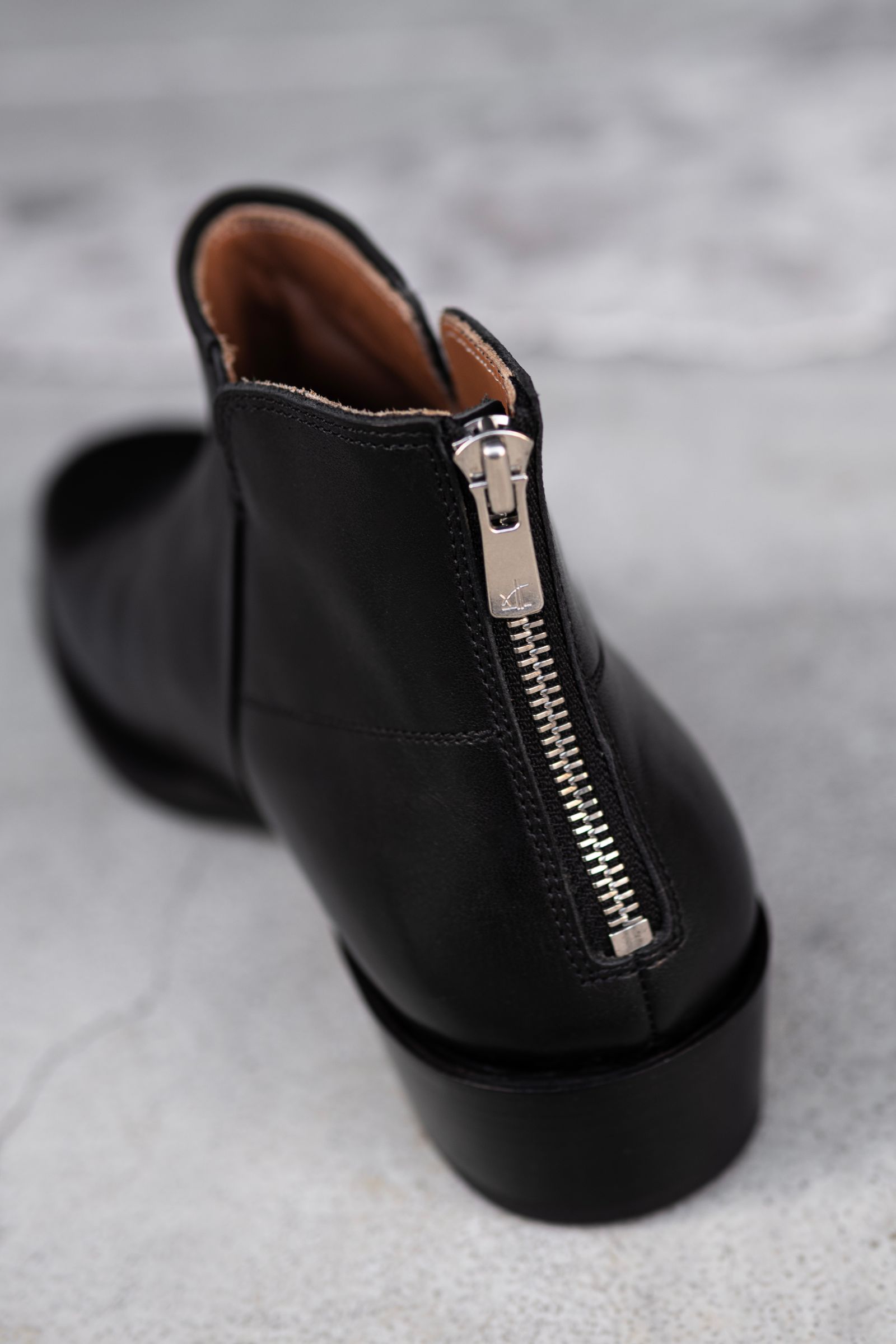Back zip short boots / Black