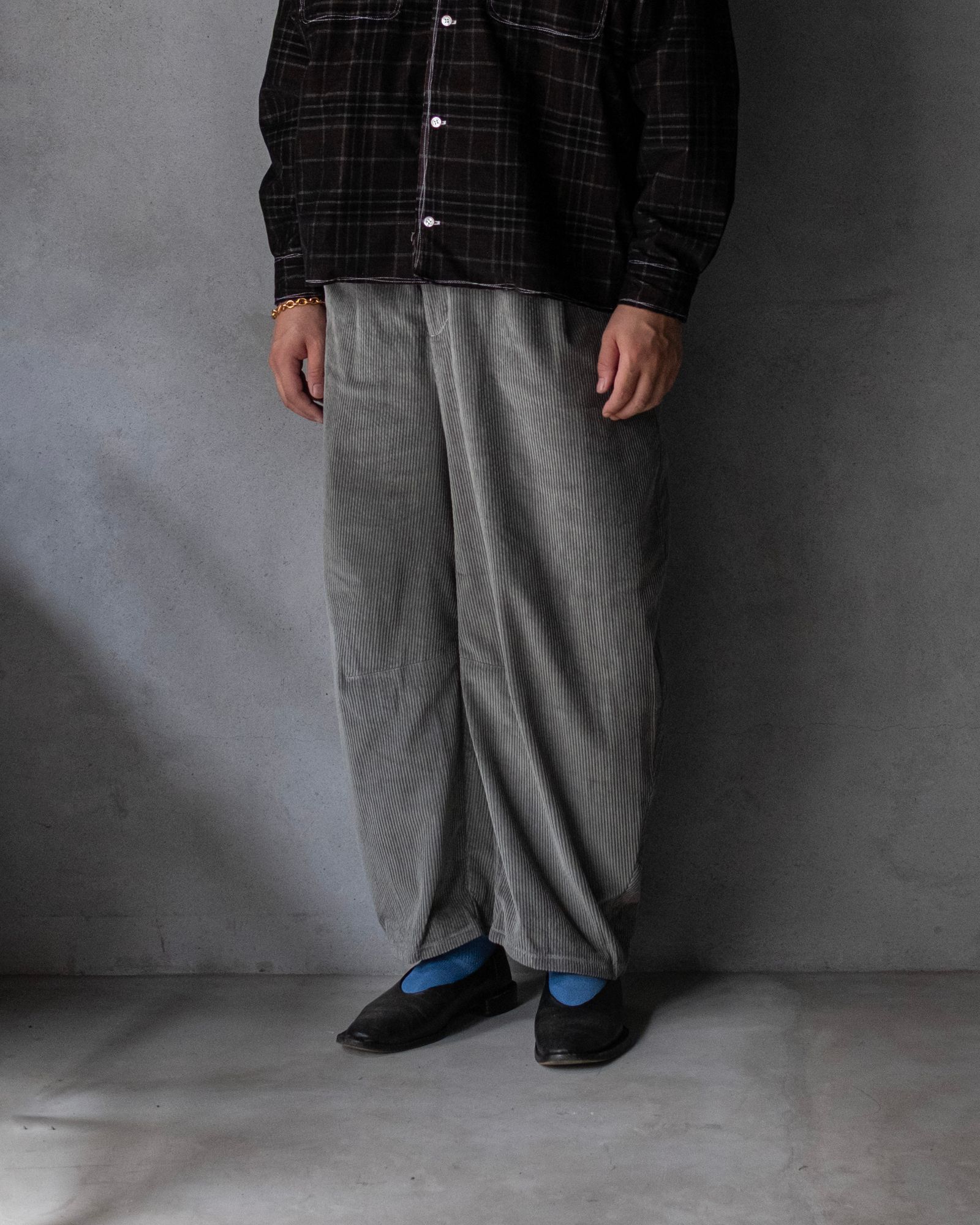 STRUCTURE BARREL TROUSERS / Khaki