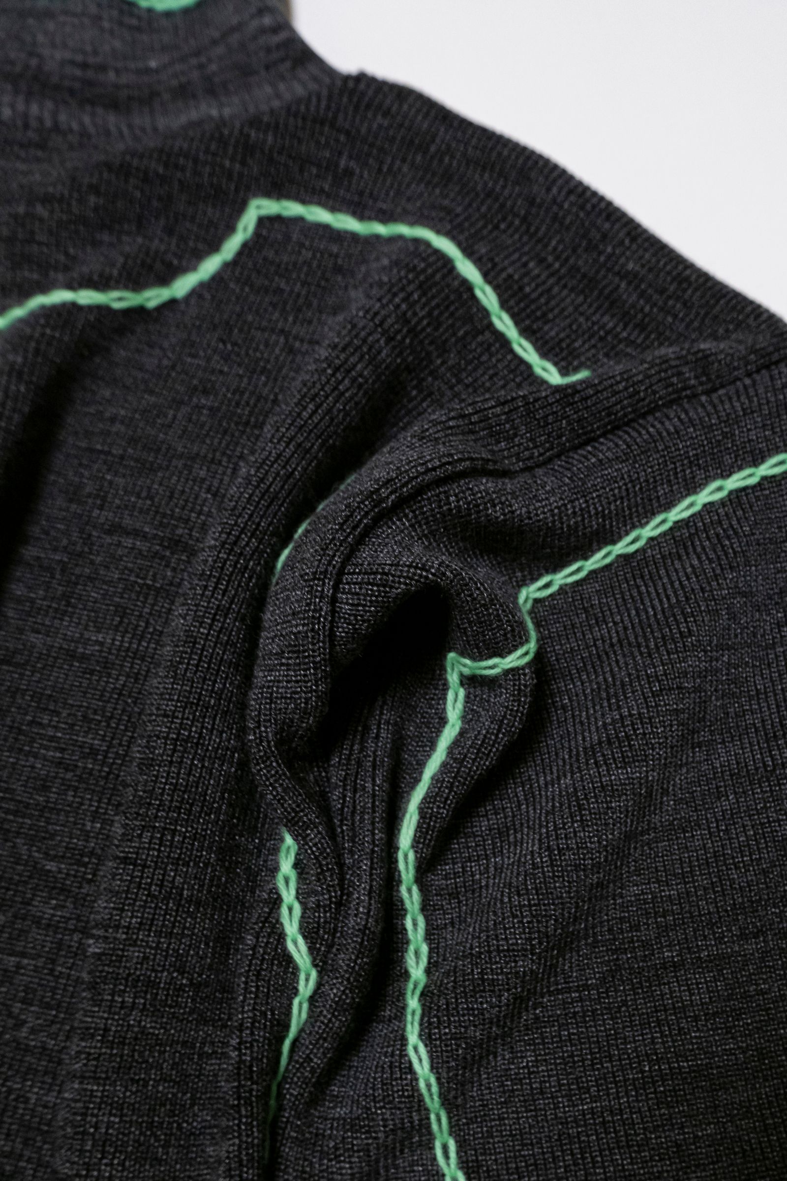 previous sweater / charcoal×green stitch