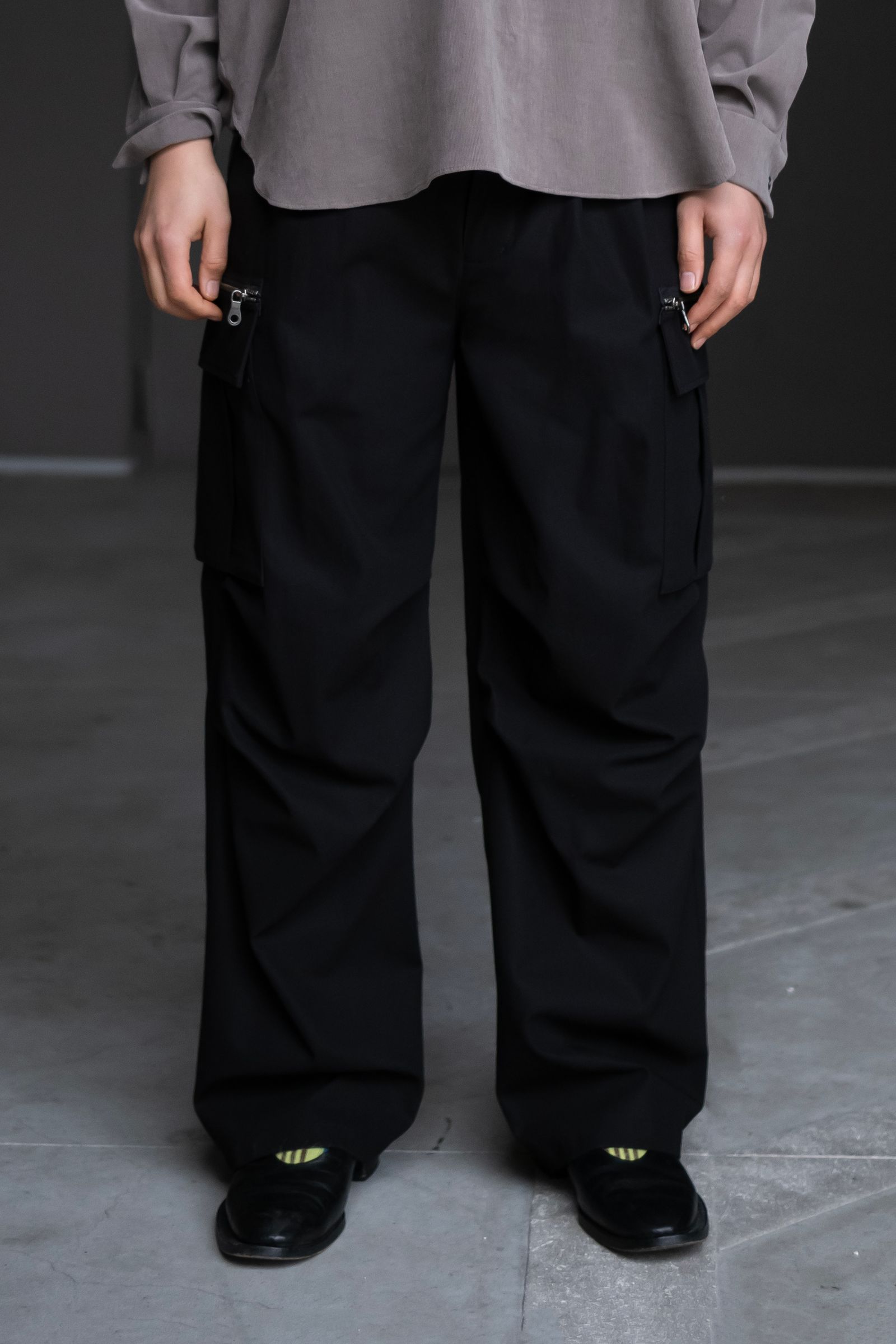 JUHA - HIGHTWISTED CARGO PANTS / Black | Retikle Online Store