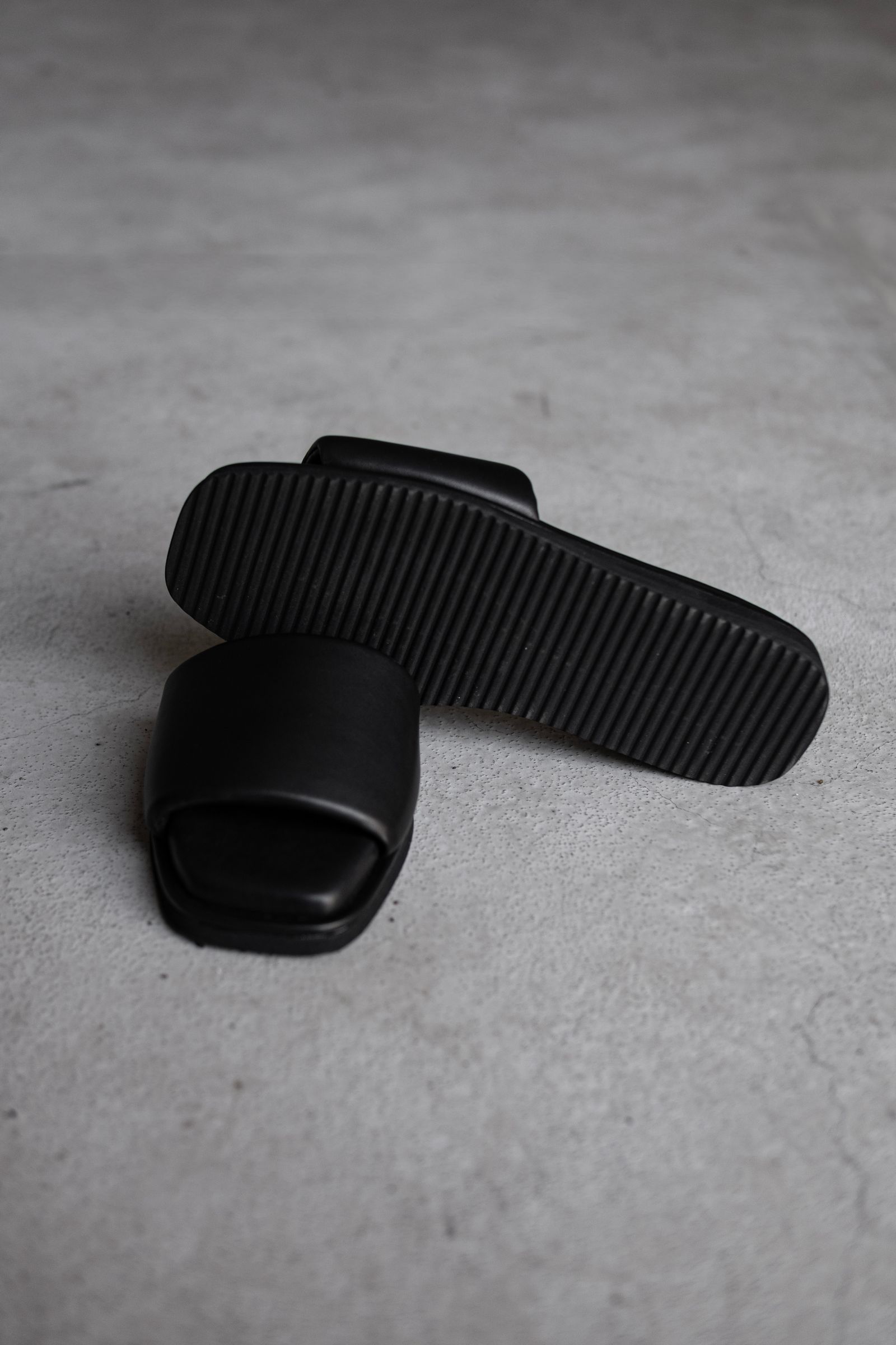 Minimal band sandals / Black