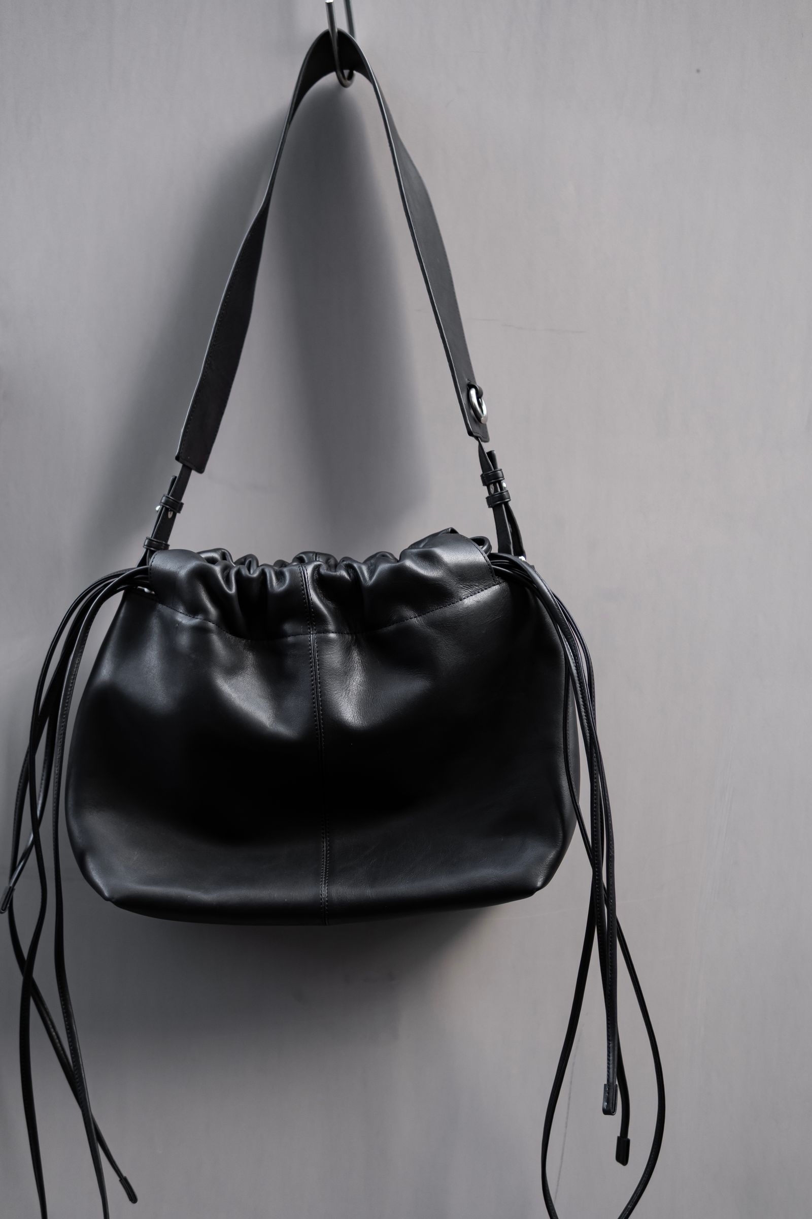 leather shoulder bag / Black