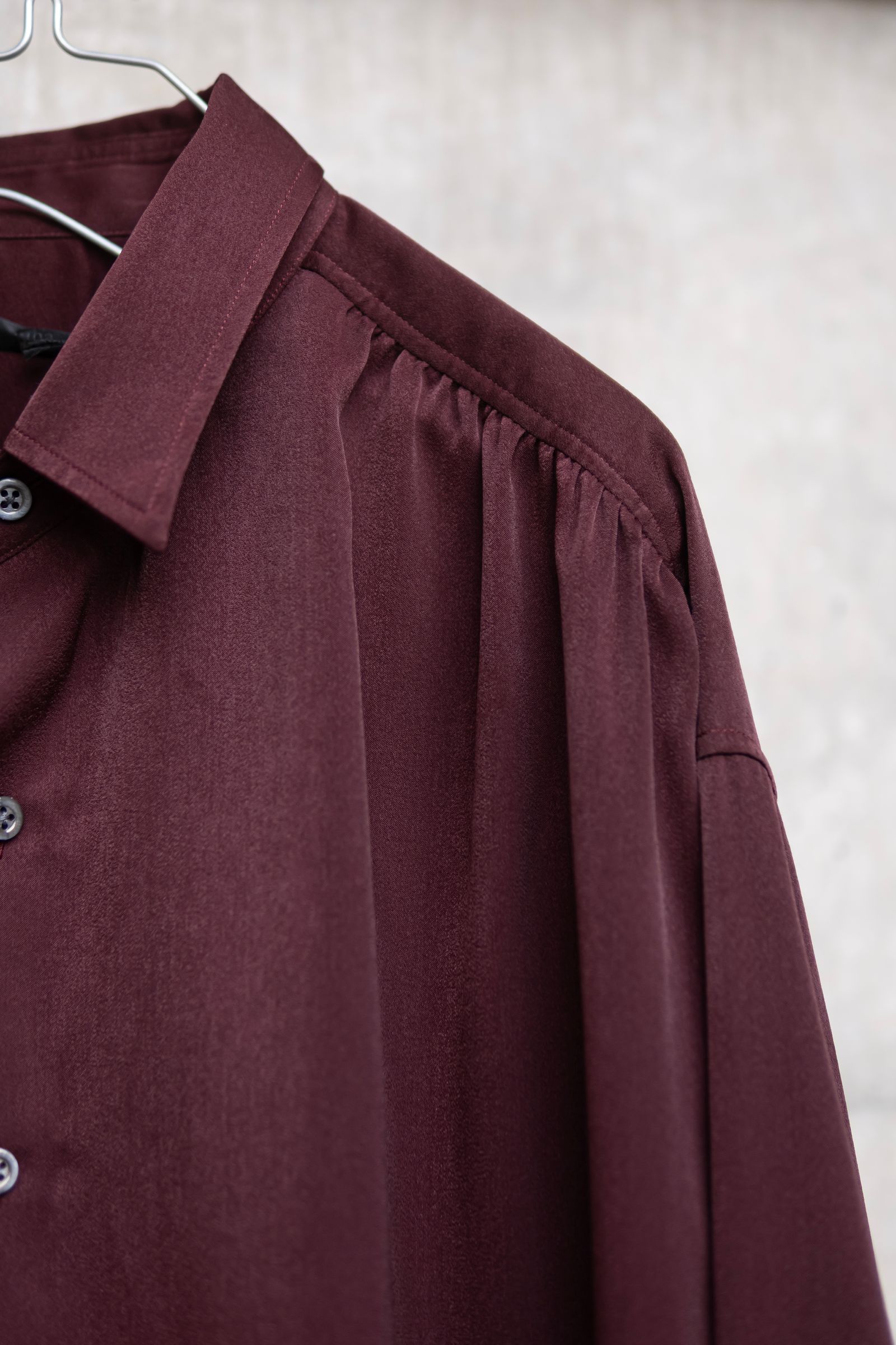 HUSH GATHER L/S SHIRT / BORDEAUX