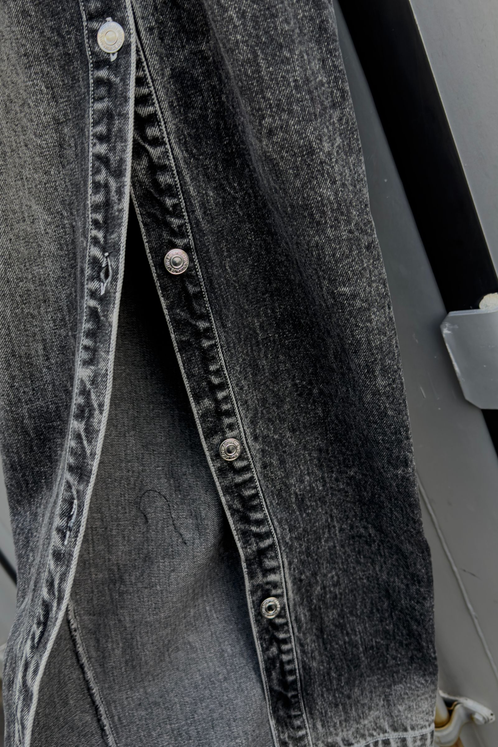 Silver Buckle Double Tuck Denim Pants / Black