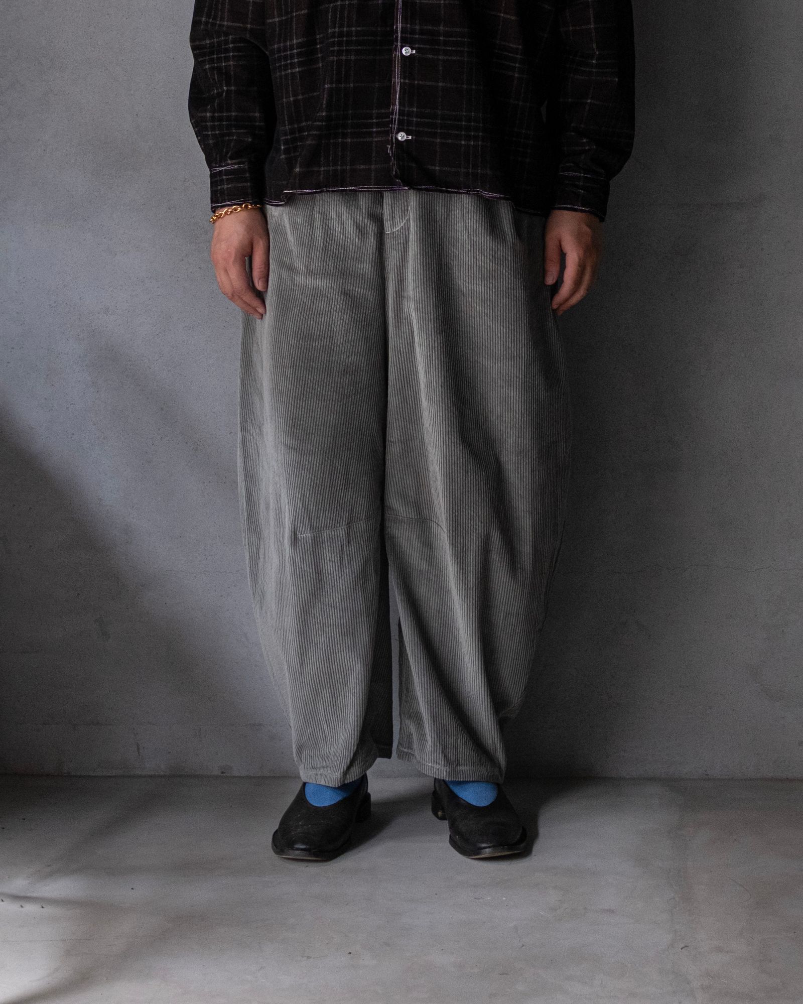 STRUCTURE BARREL TROUSERS / Khaki