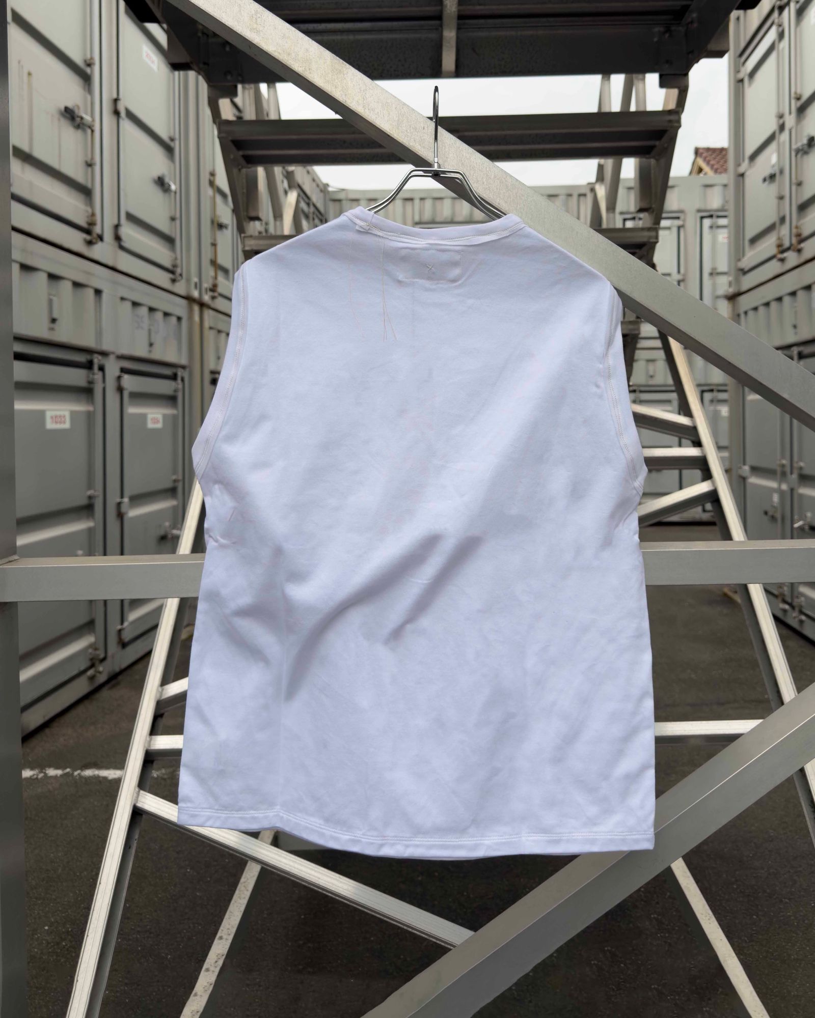 “TUGIHAGI” Neck Sleeveless / White