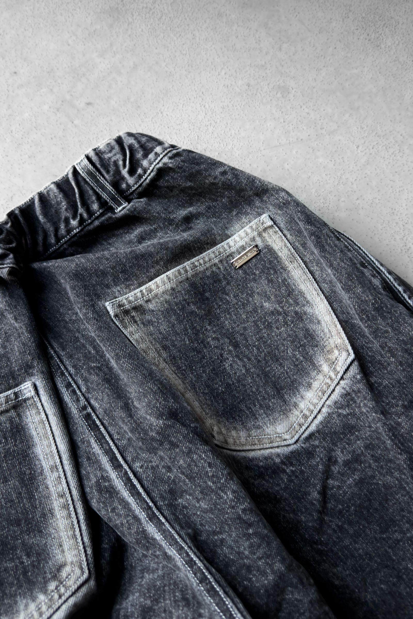 Silver Buckle Double Tuck Denim Pants / Black