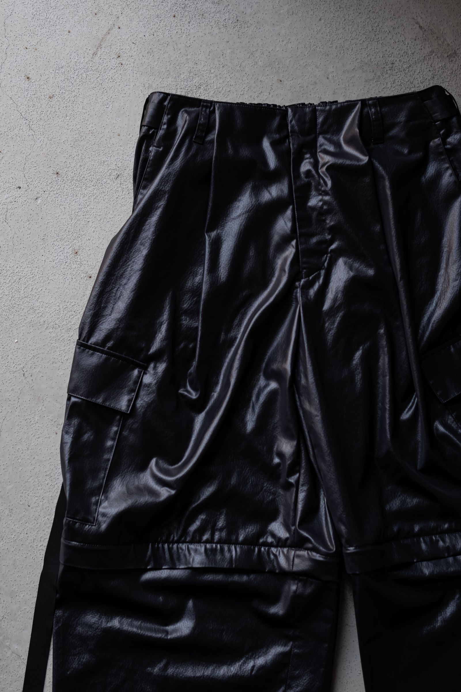 "FAKE-FAKE LEATHER II" DETACHABLE WIDE CARGO PANTS / BLACK