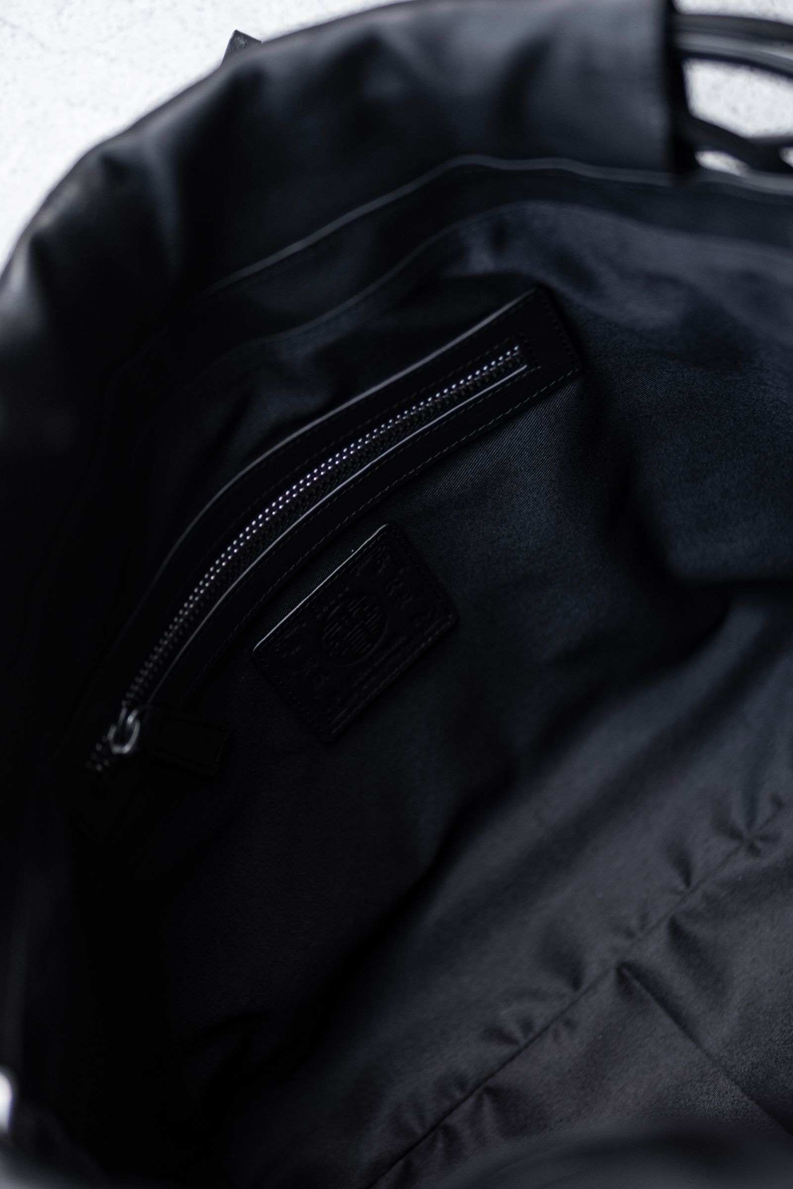 leather shoulder bag / Black