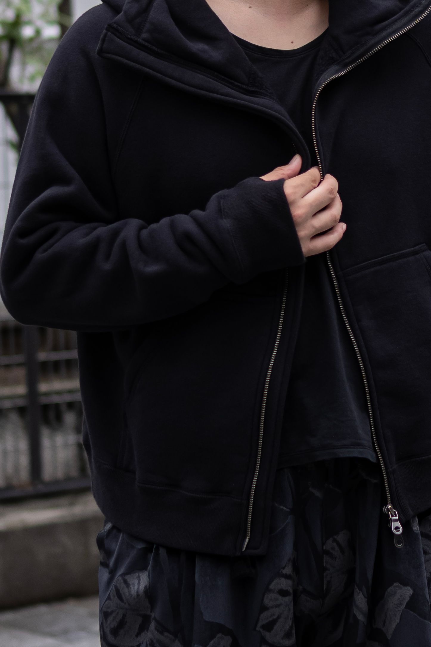 CROPPED BRUSHED HOODIE / BLACK