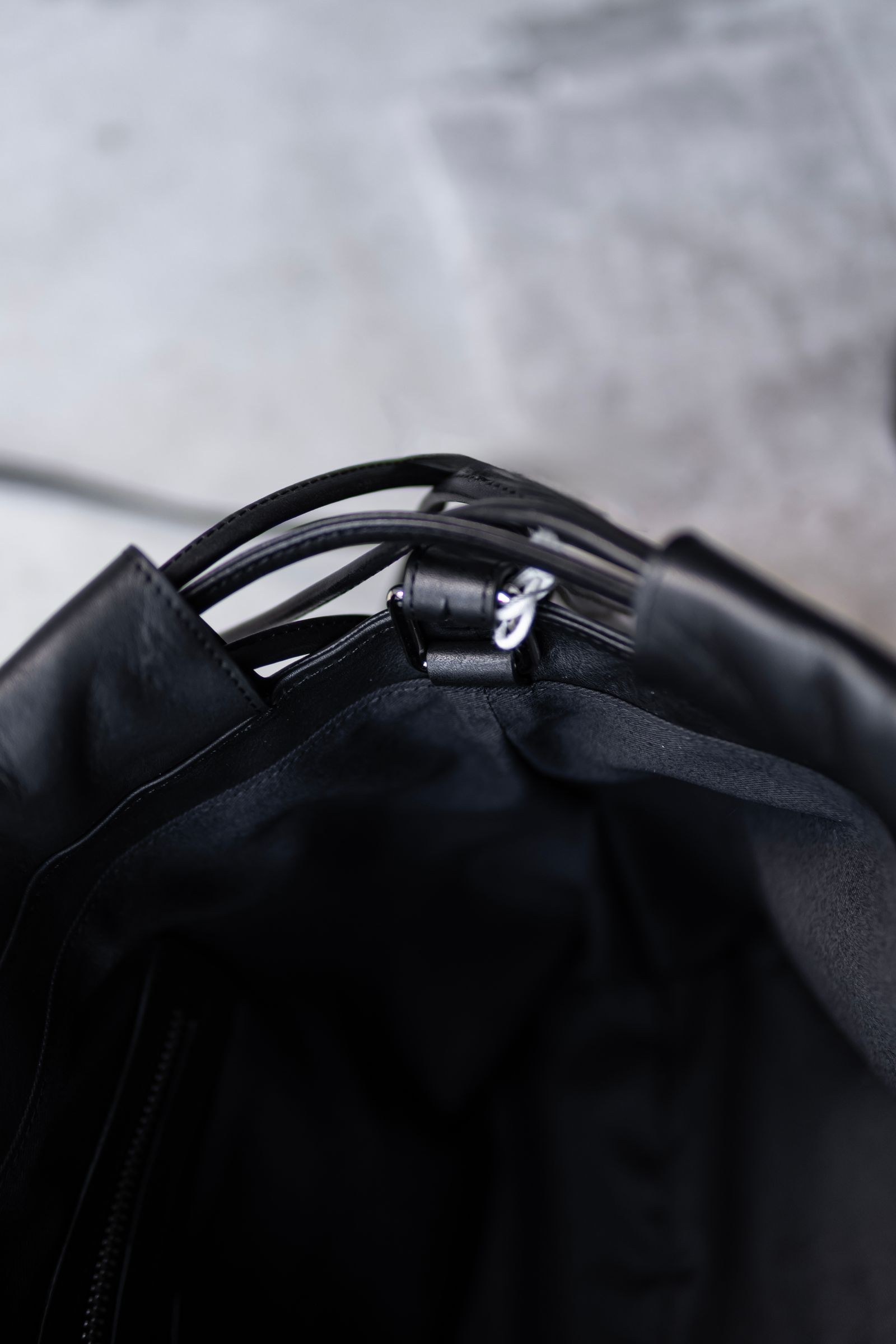 leather shoulder bag / Black