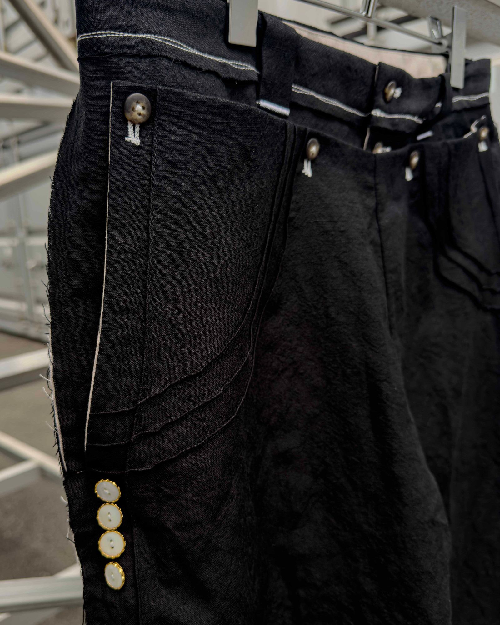 “SAMON” pleated ceremony pants / Black