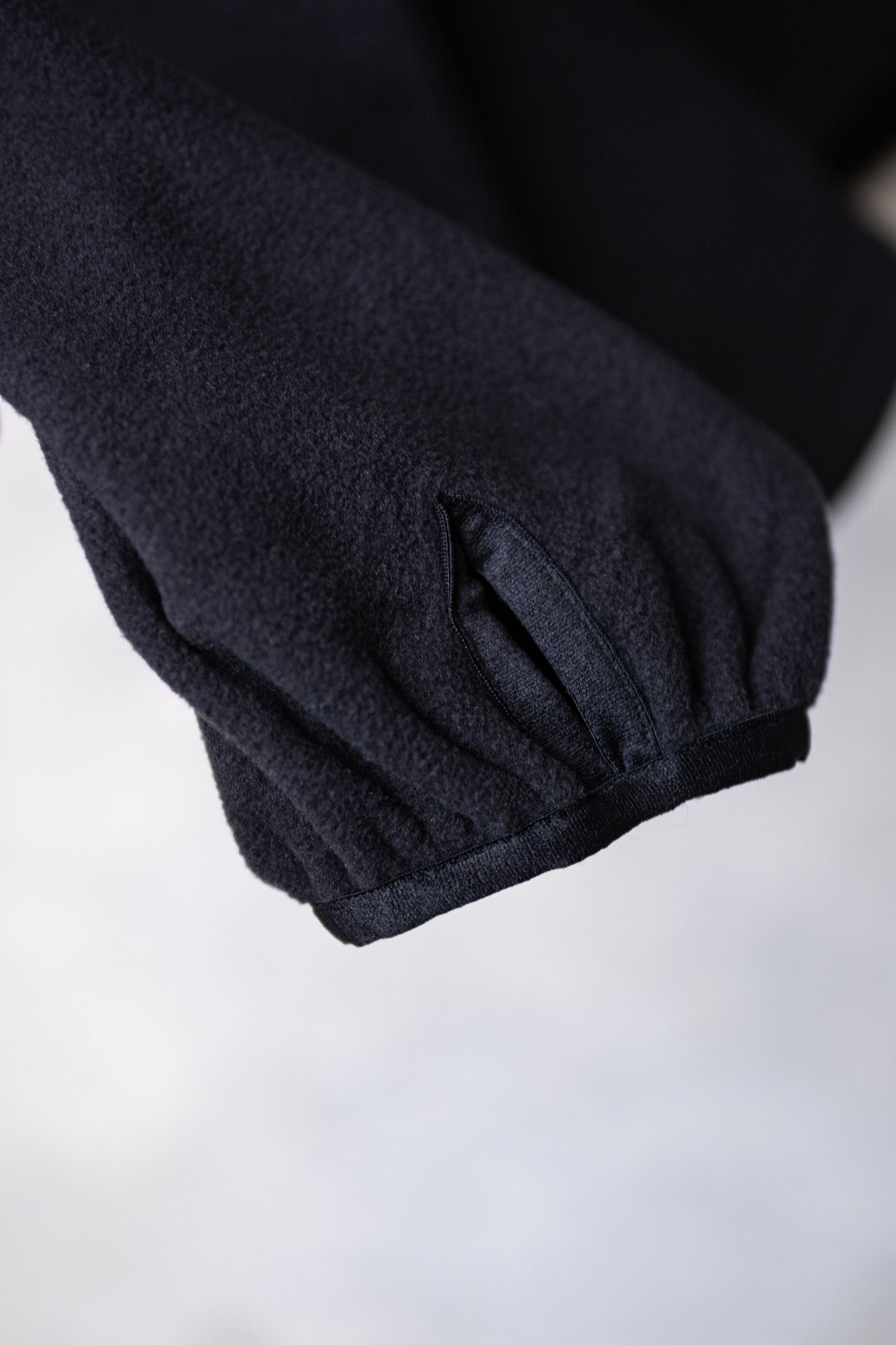 【INNAT×WILD THINGS】PIGMENT PRINT WASH POLARTEC PULLOVER / Black