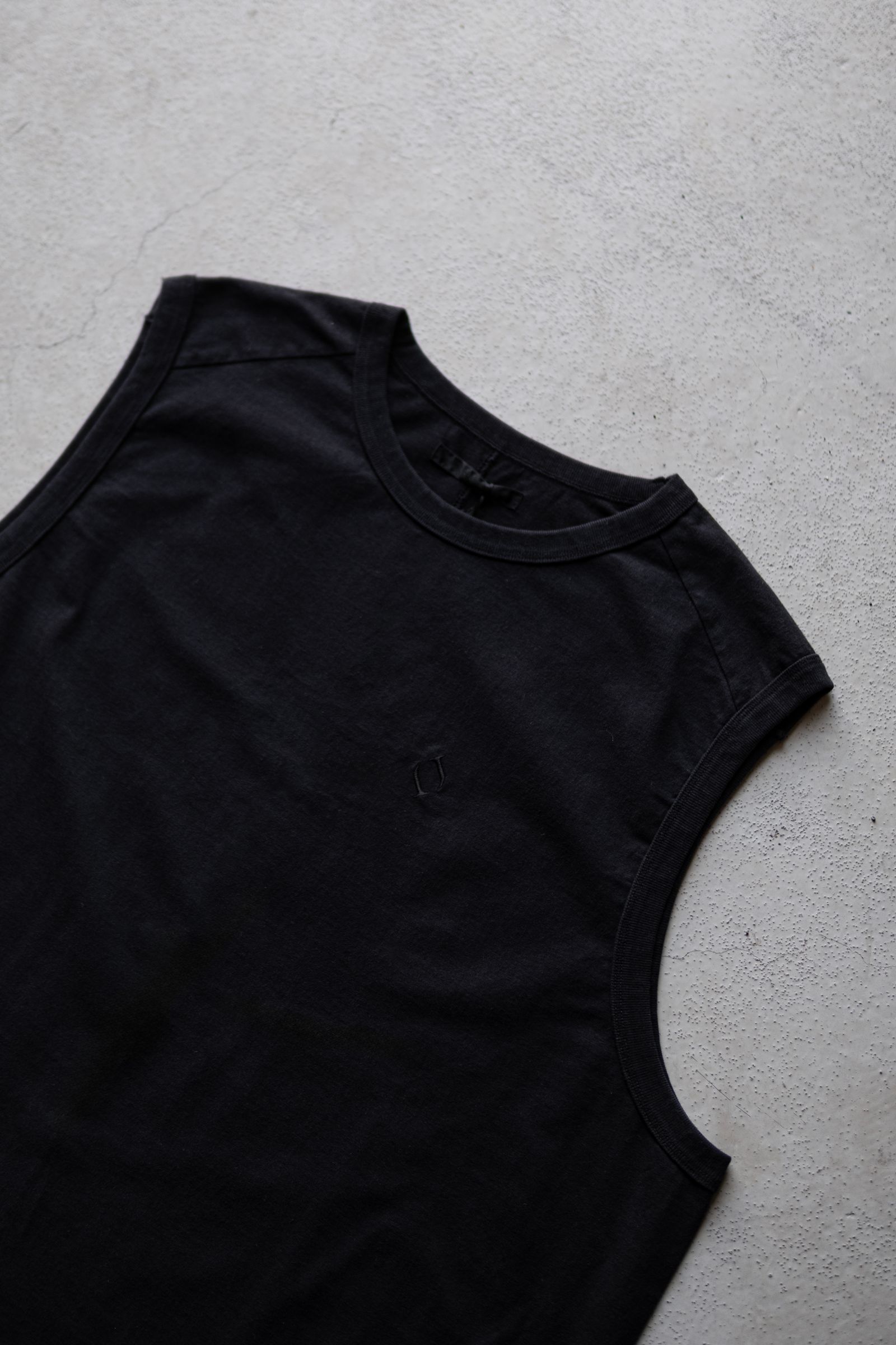 FADE WASH SIGNATURE NO SLEEVE / BLACK