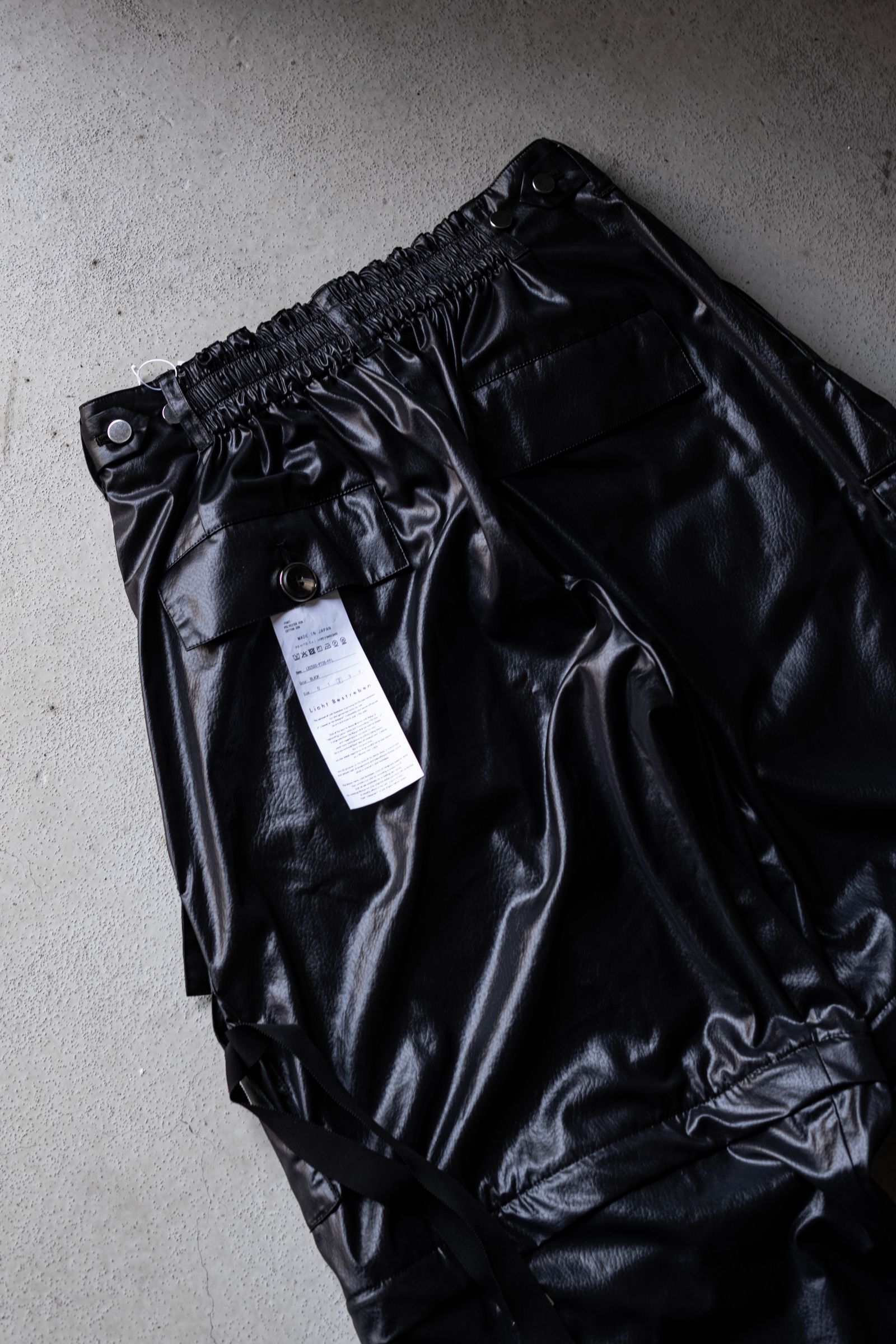 "FAKE-FAKE LEATHER II" DETACHABLE WIDE CARGO PANTS / BLACK