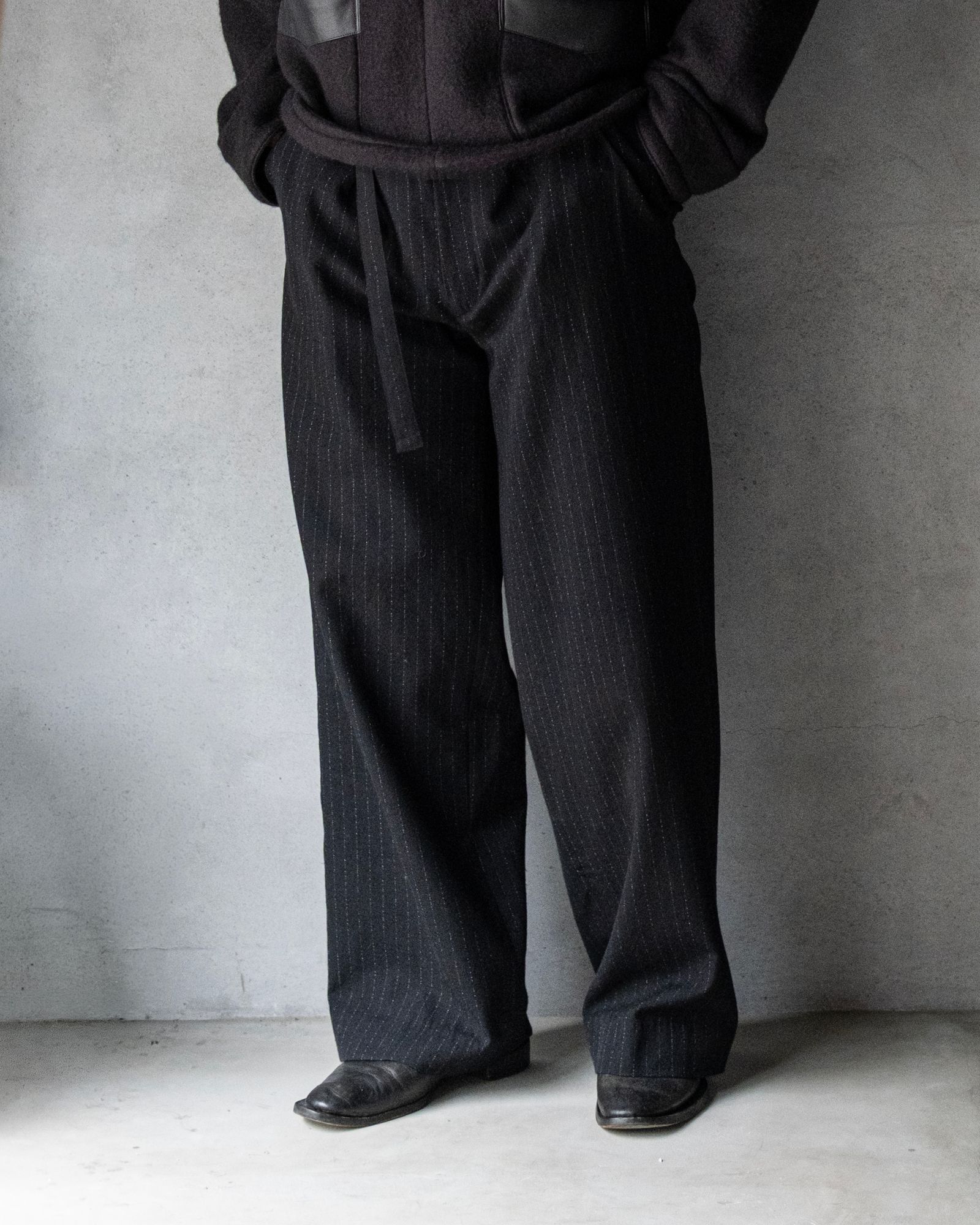BELTED BAGGY PANTS / BLACK STRIPE