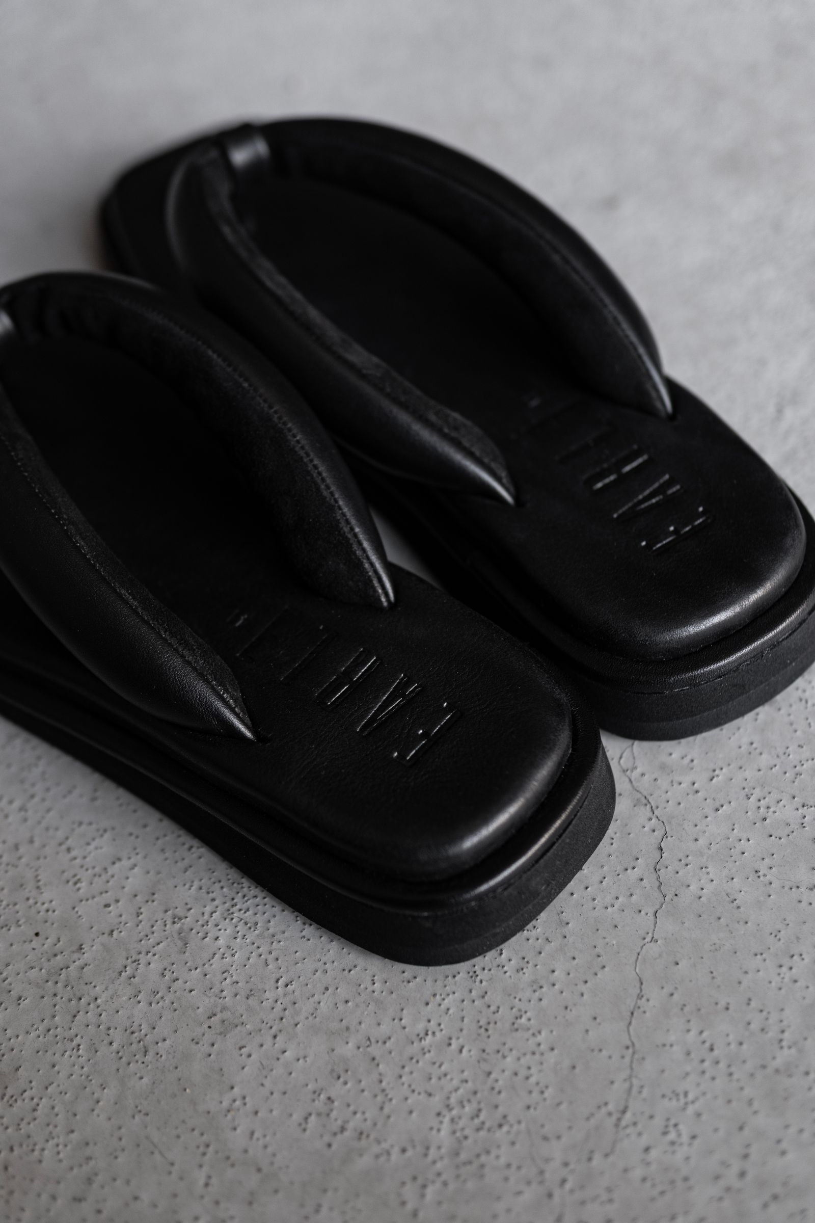 Mixed tong sandals / Black