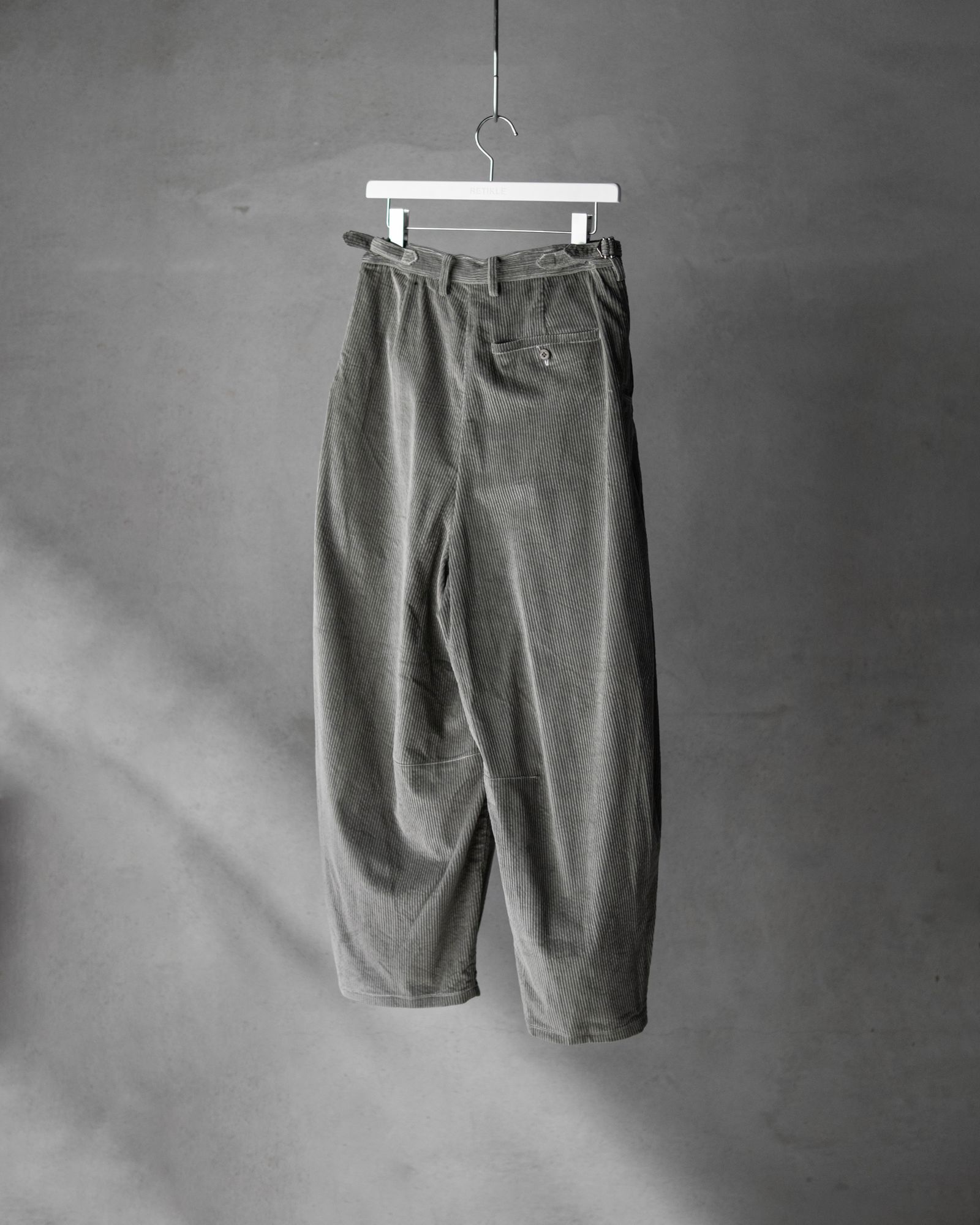 STRUCTURE BARREL TROUSERS / Khaki