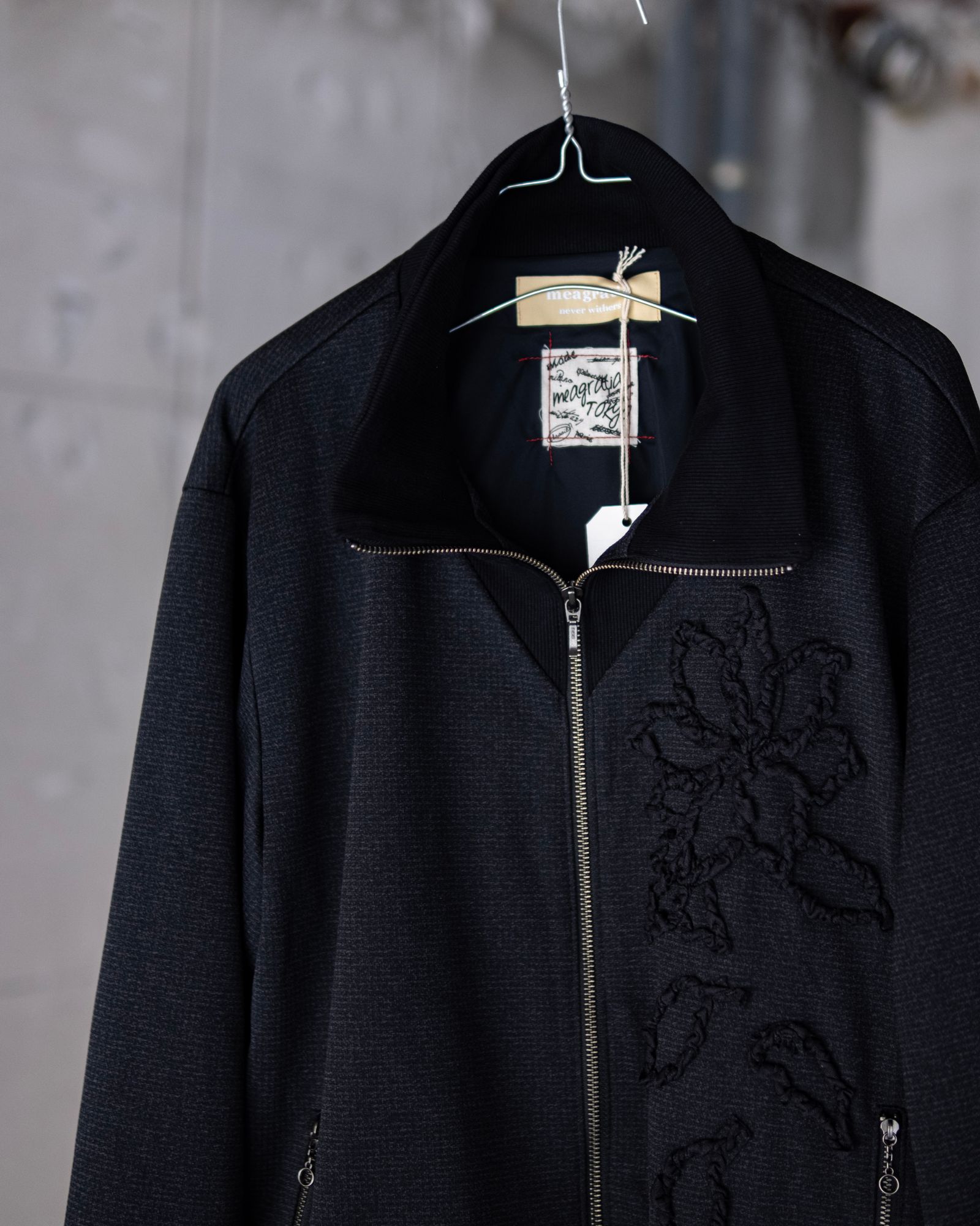 Tape embroidery track JKT / gry