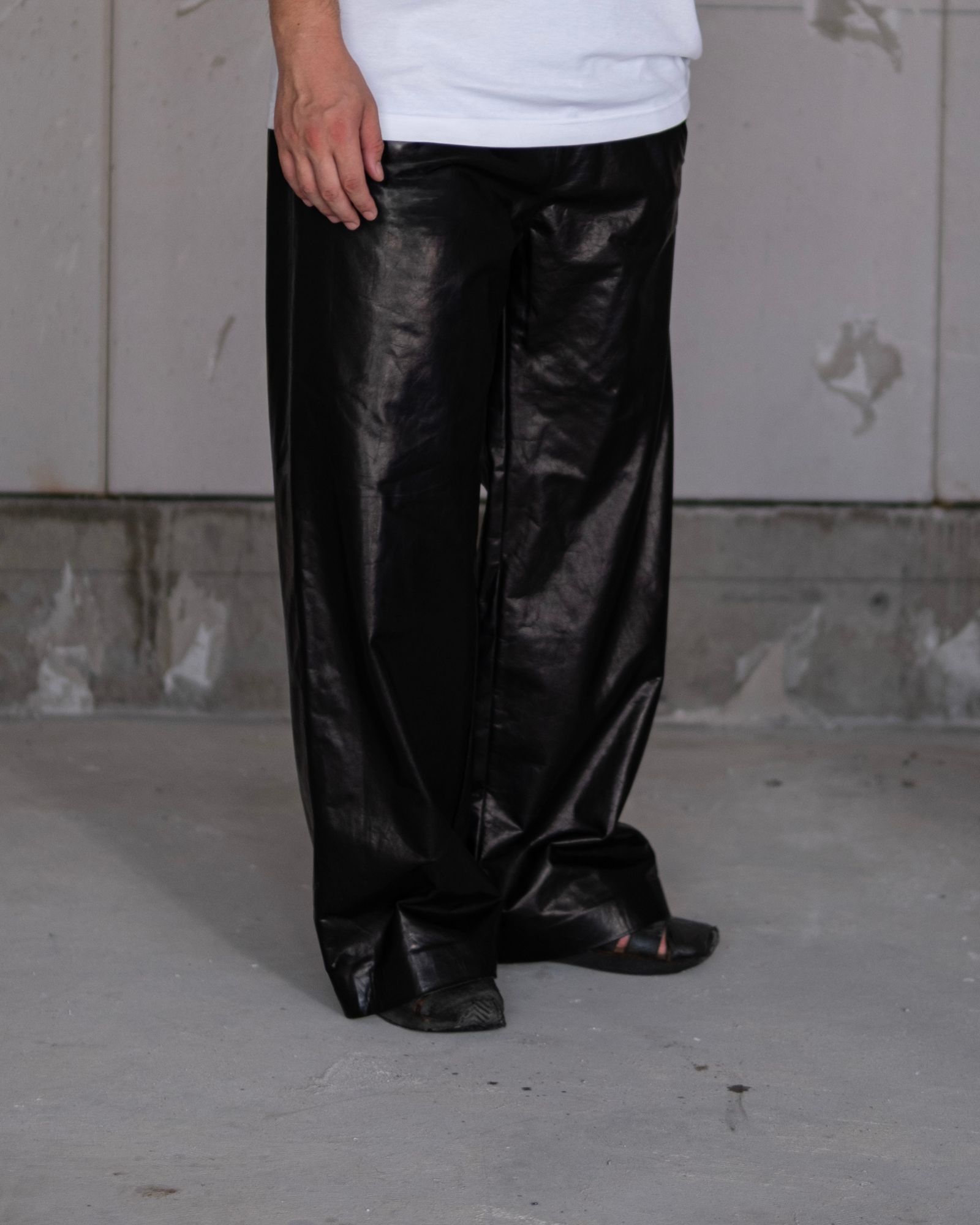 "COM" OILED LEATHER / BLACK