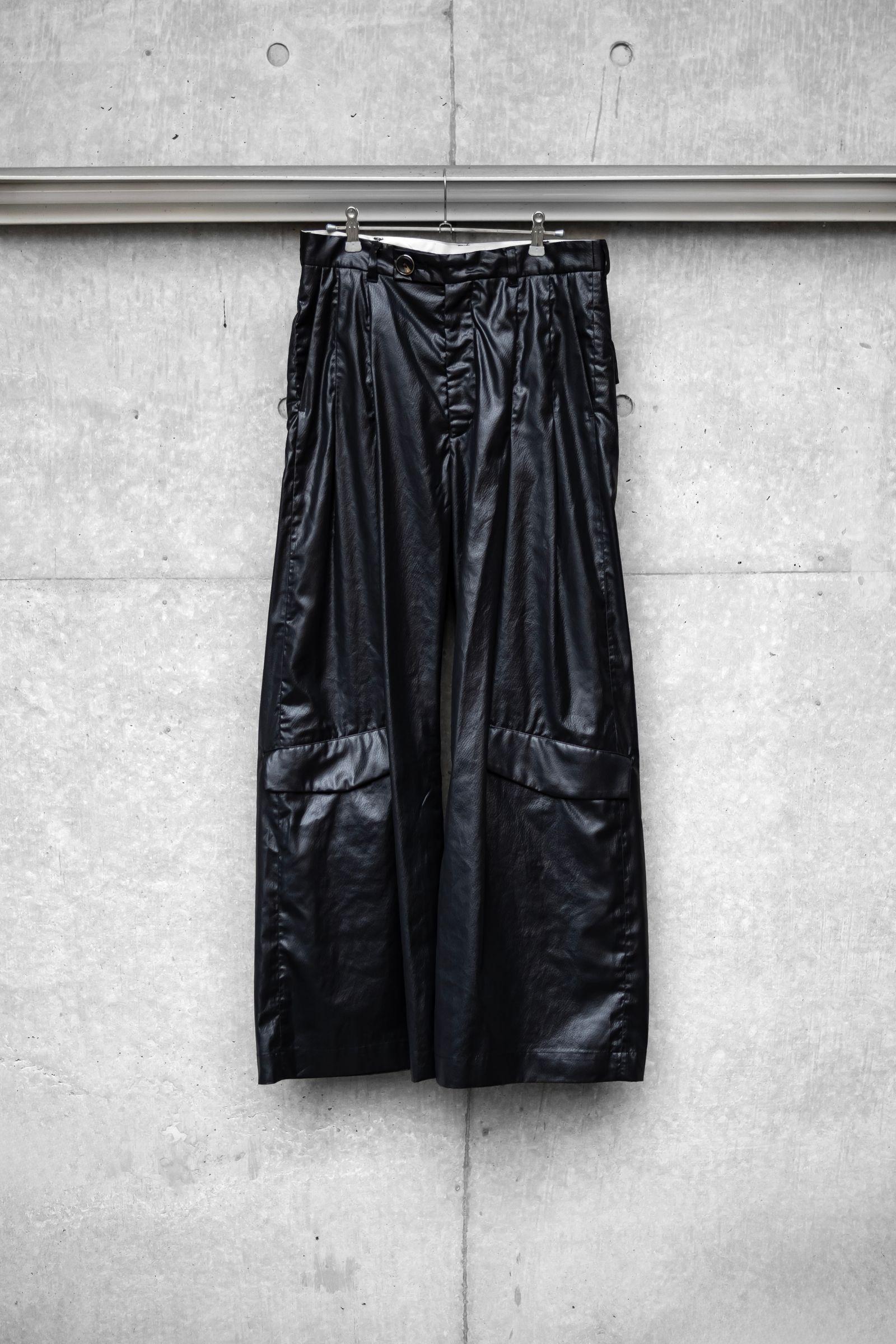 "FAKE-FAKE LEATHER" Baggy trousers / BLACK