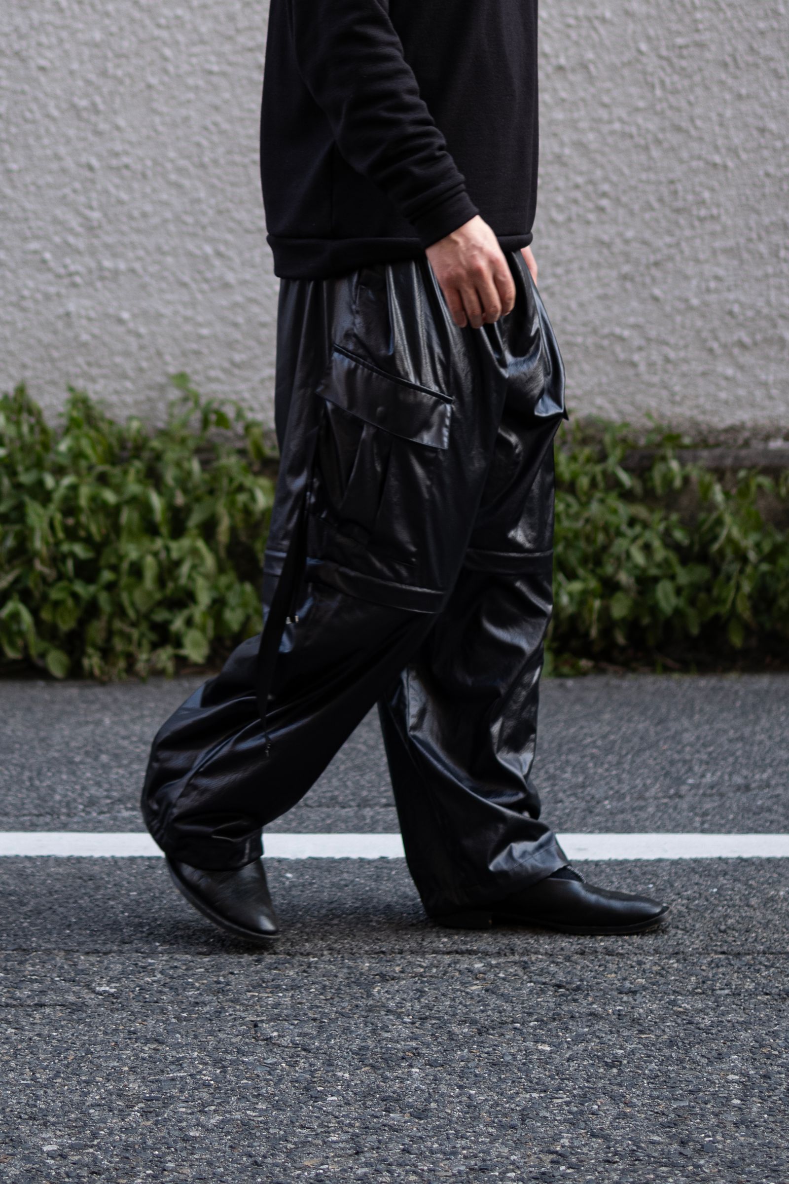 "FAKE-FAKE LEATHER II" DETACHABLE WIDE CARGO PANTS / BLACK