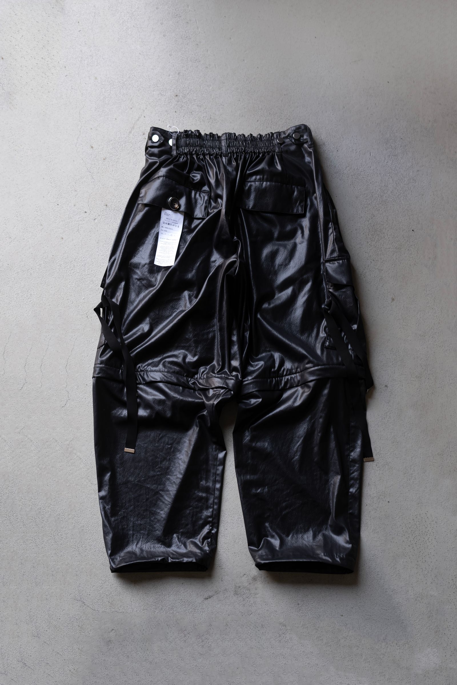 "FAKE-FAKE LEATHER II" DETACHABLE WIDE CARGO PANTS / BLACK