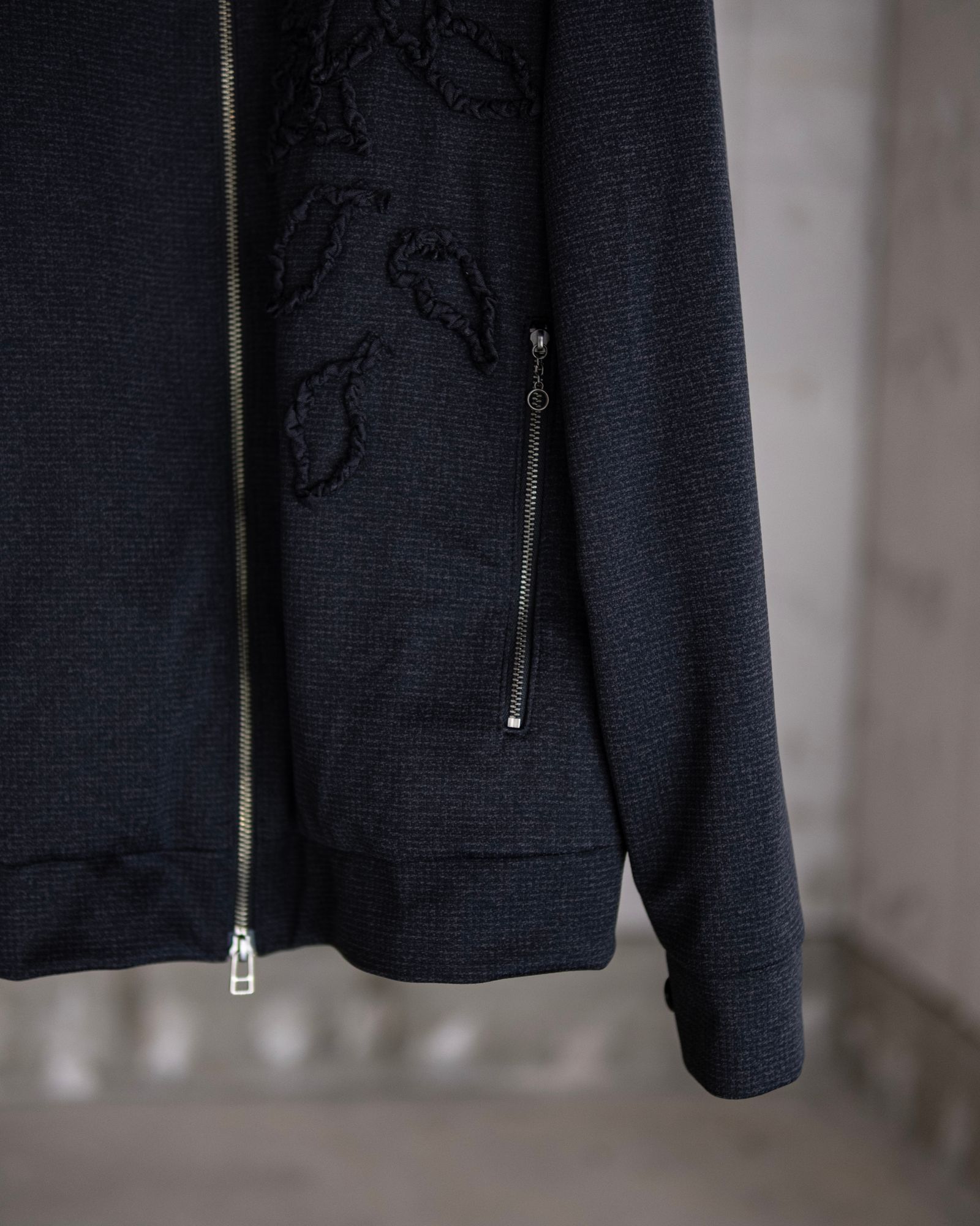 Tape embroidery track JKT / gry