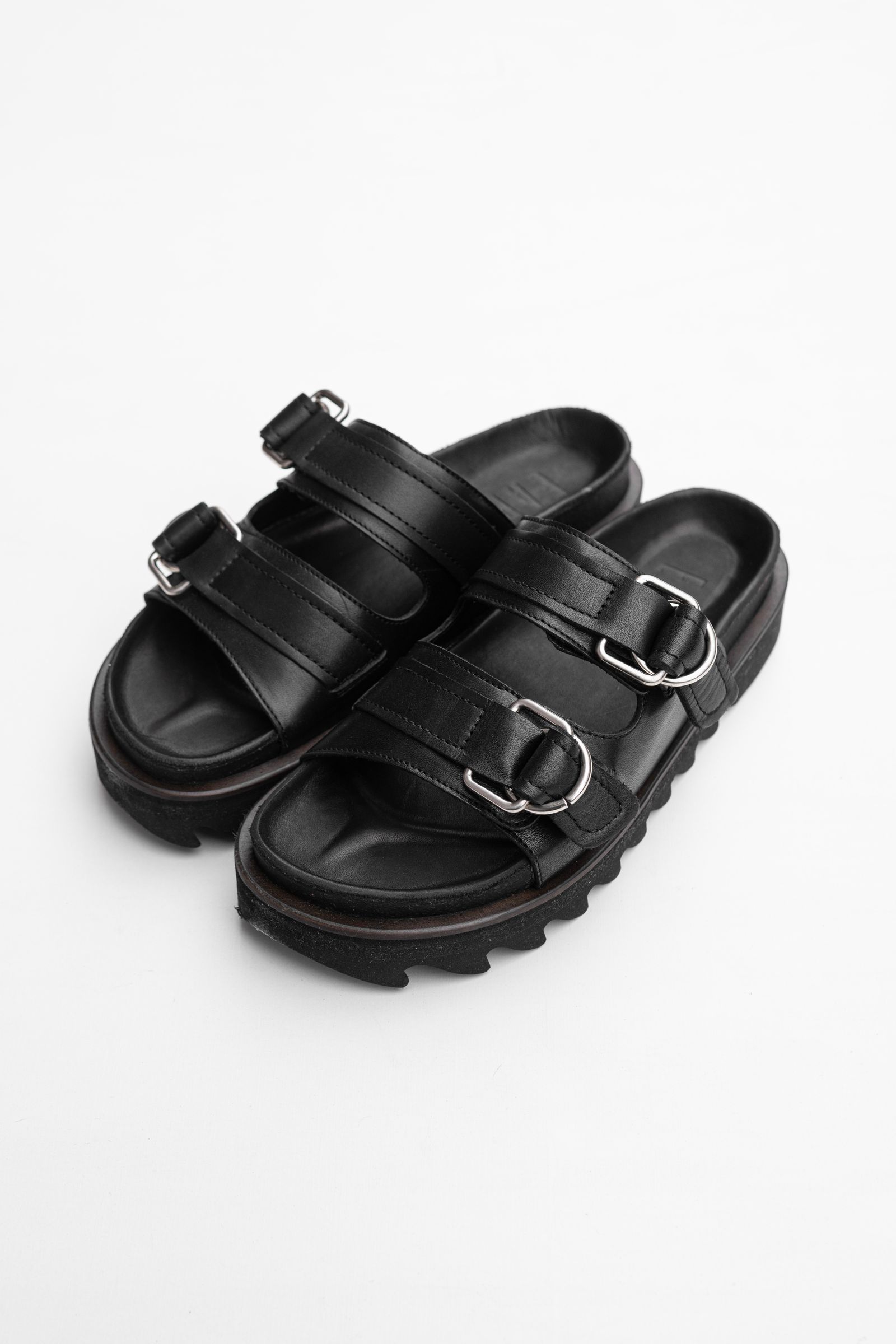 ○★新品未使用　ヒューン　T-strap w-soled サンダル　黒　38 サンダルPointed strap mules | HEWN (Women