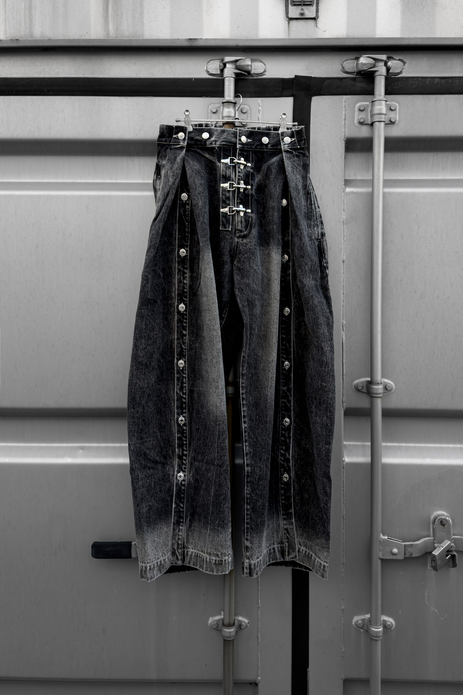 Silver Buckle Double Tuck Denim Pants / Black