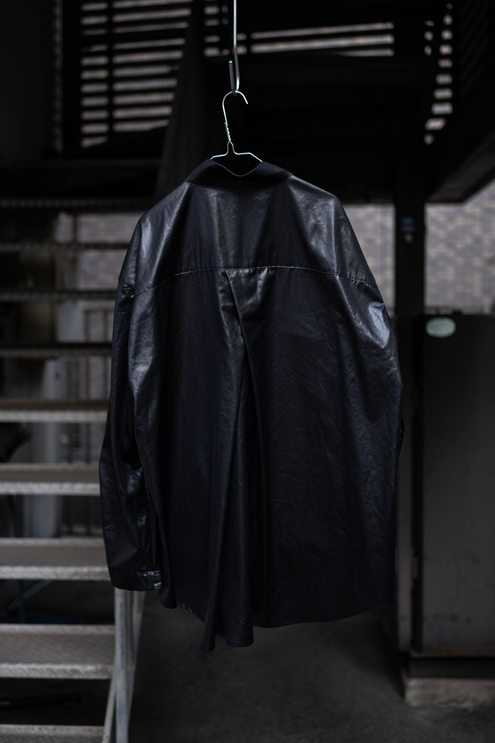"FAKE-FAKE LEATHER II" M65 SHIRT JACKET / BLACK