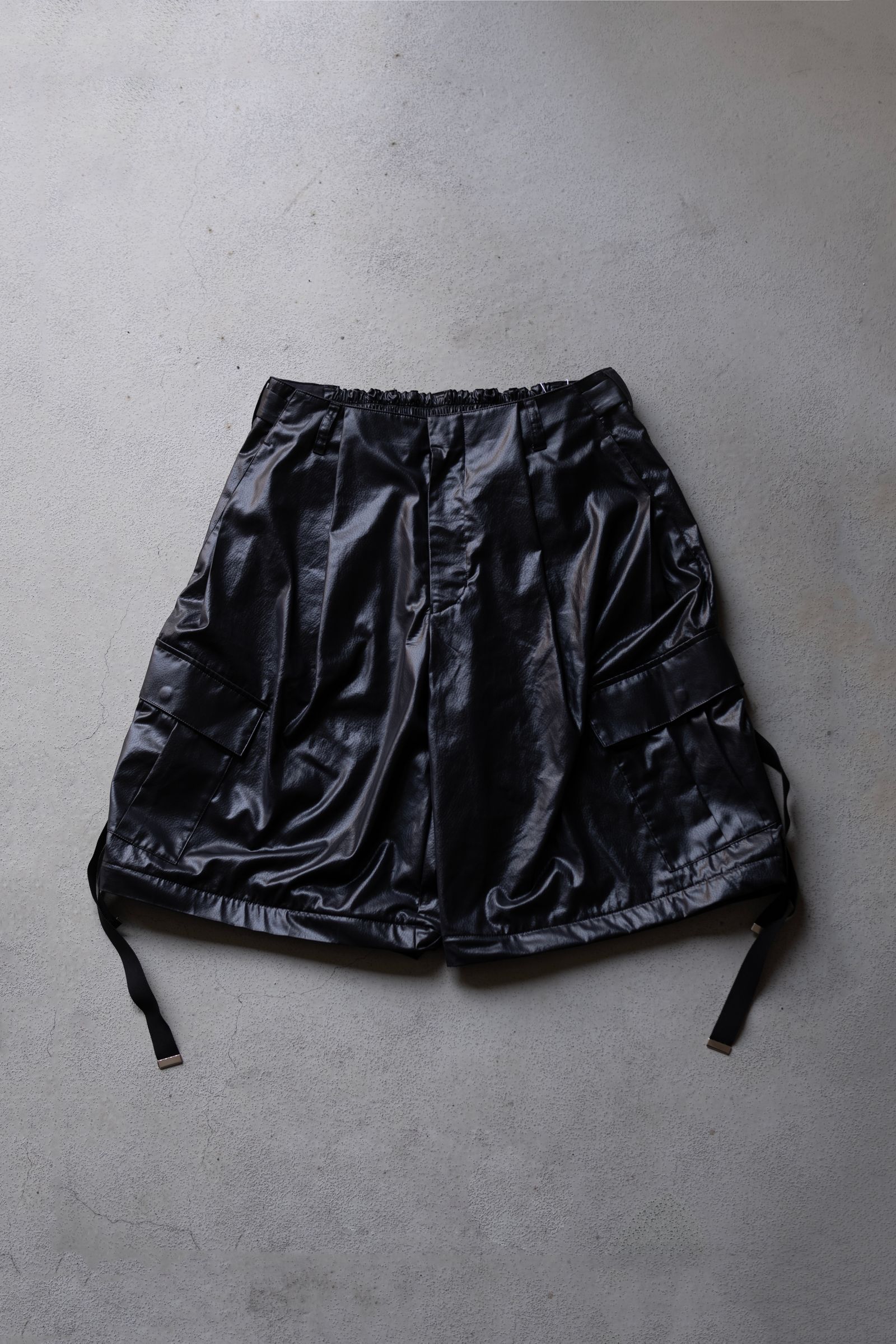 "FAKE-FAKE LEATHER II" DETACHABLE WIDE CARGO PANTS / BLACK