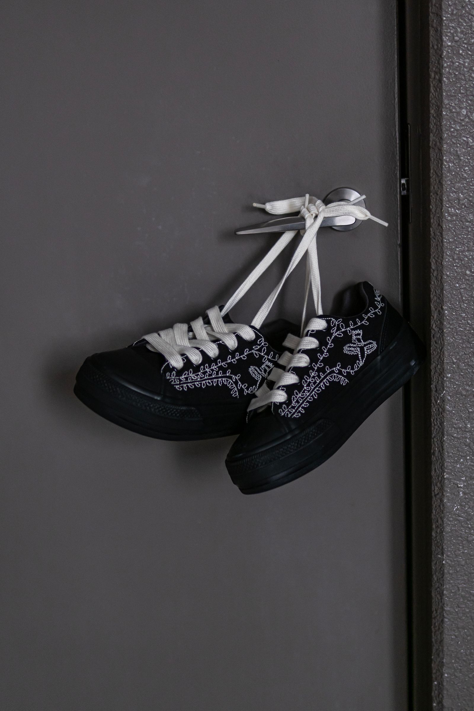 PICTURESQUE ANTIQUE SNEAKER WITH CONVERSE / BLACK