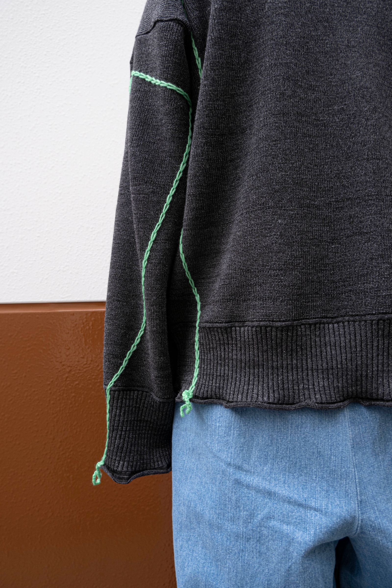 previous sweater / charcoal×green stitch