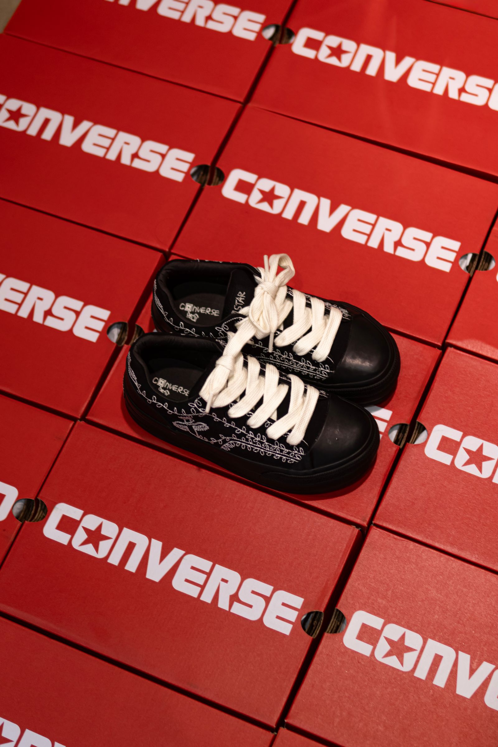 中文様 SHINYAKOZUKA - PICTURESQUE ANTIQUE SNEAKER WITH CONVERSE