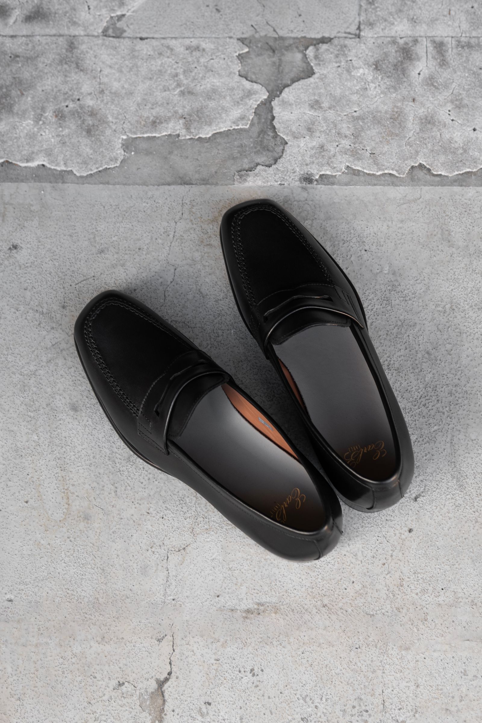 The second pair of loafers / Black
