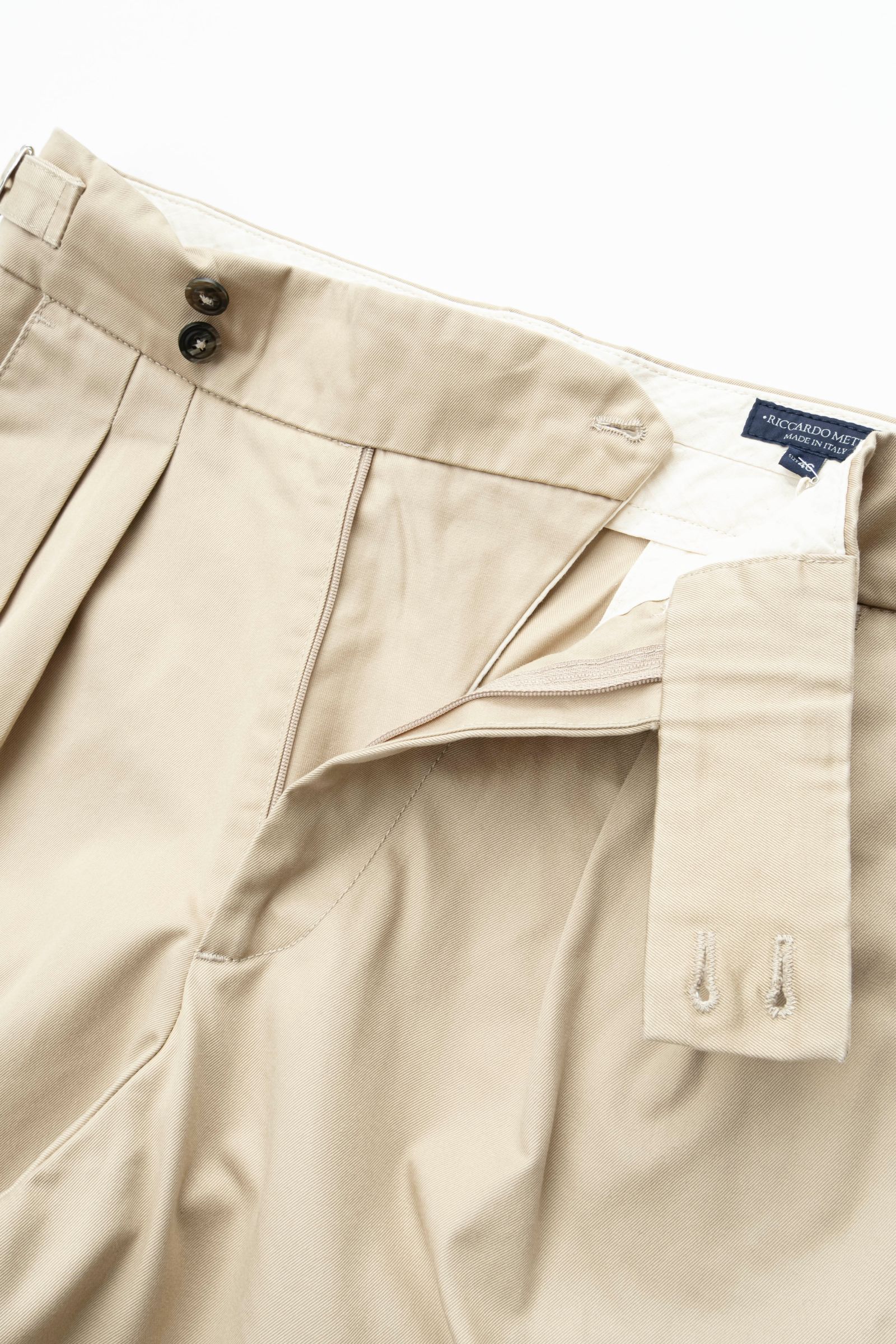 NEW 2TUCK BELTLESS SHORTS COLD MARCED / KHAKI