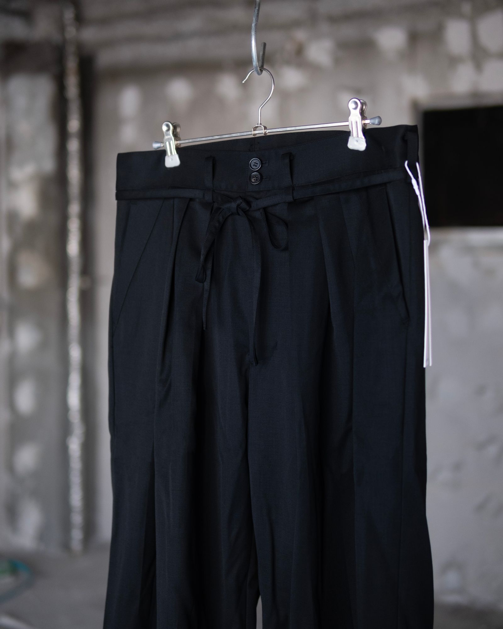 3-Tuck Wide Slacks / Black