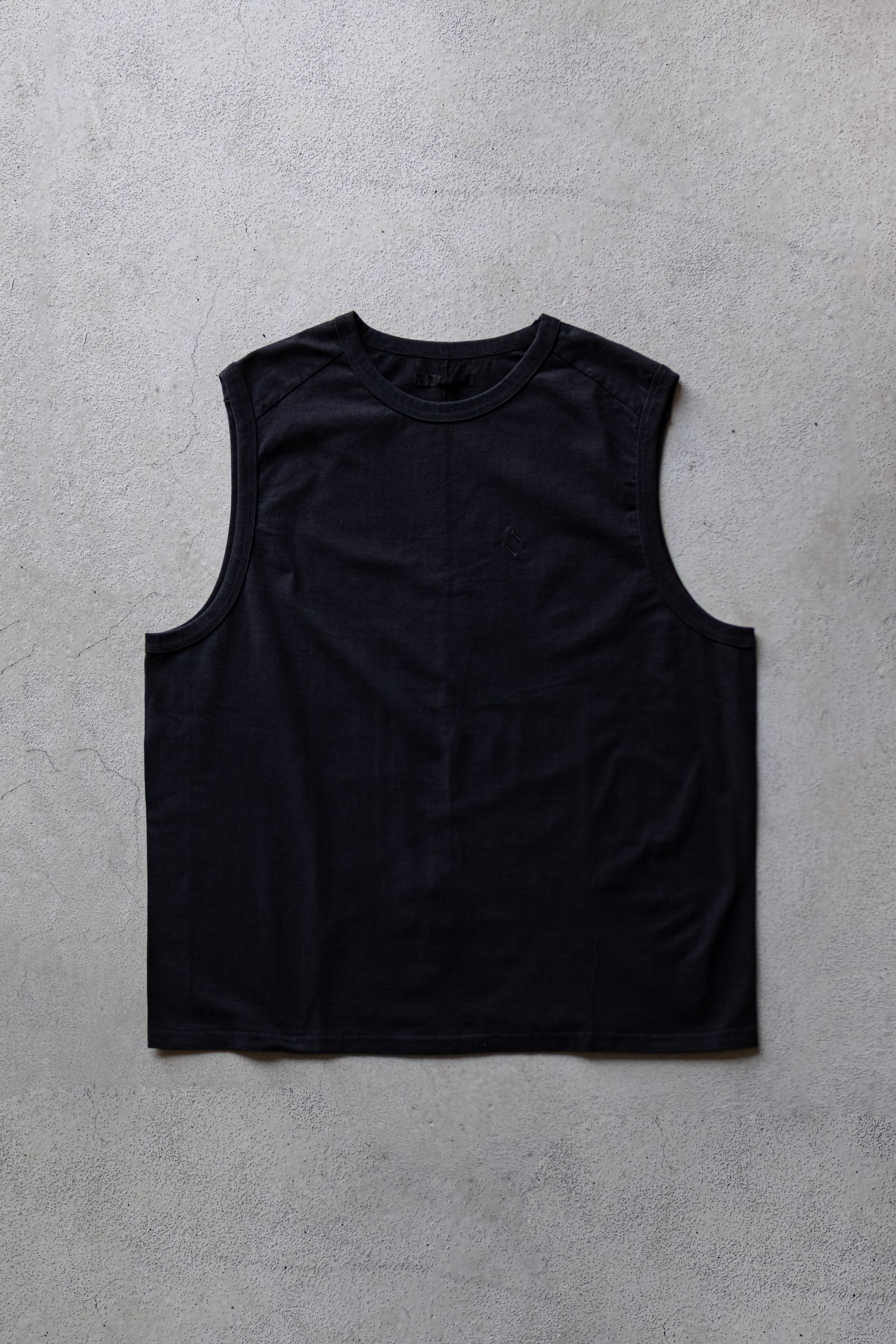 FADE WASH SIGNATURE NO SLEEVE / BLACK