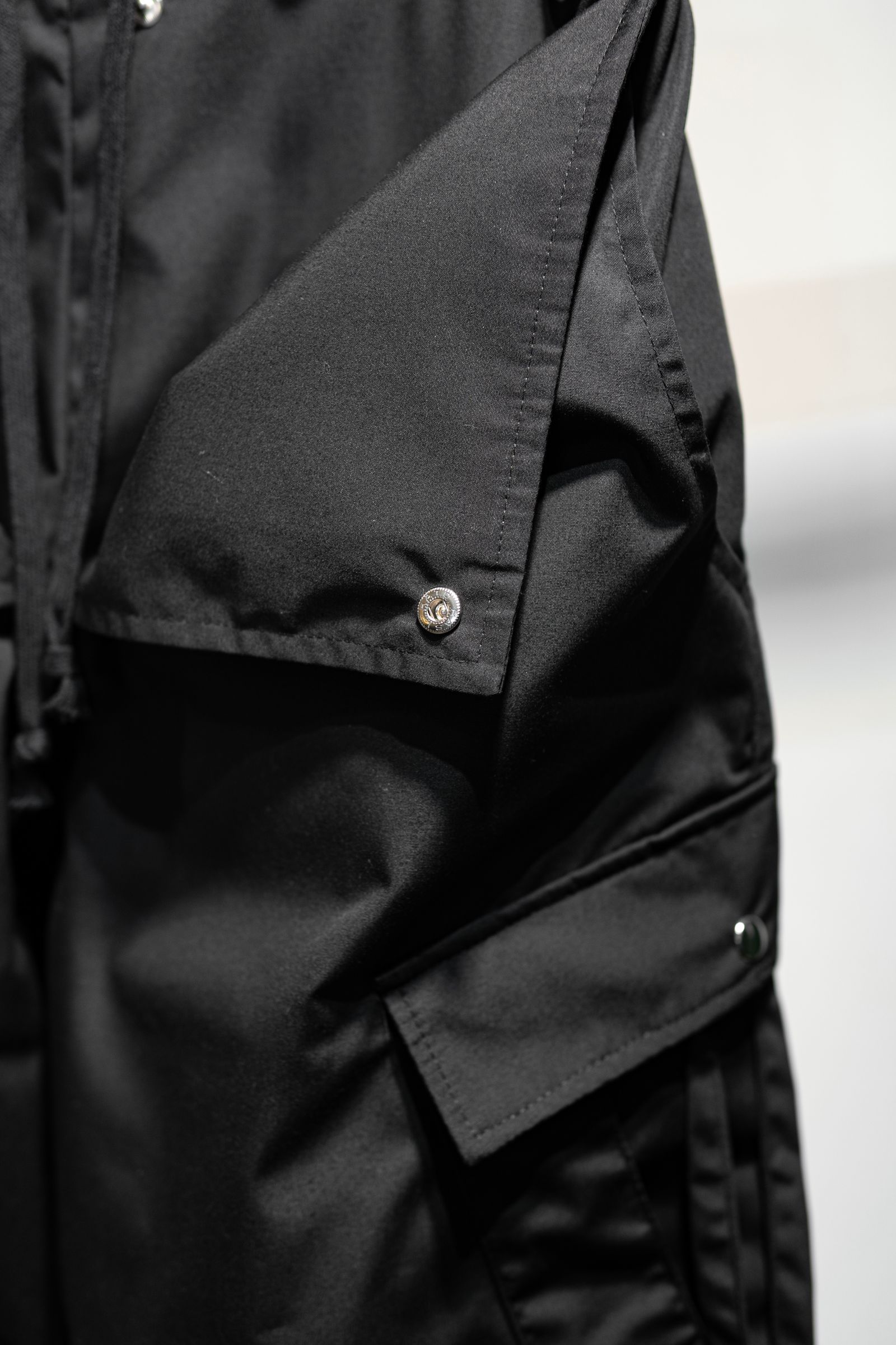 tech cargo pants / black