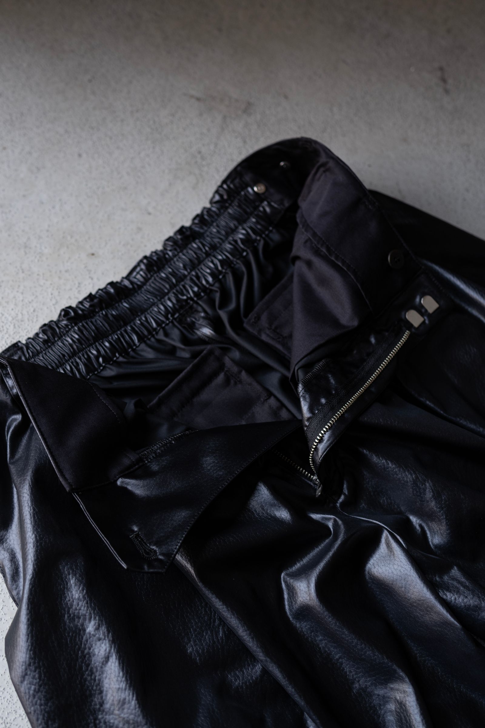 "FAKE-FAKE LEATHER II" DETACHABLE WIDE CARGO PANTS / BLACK