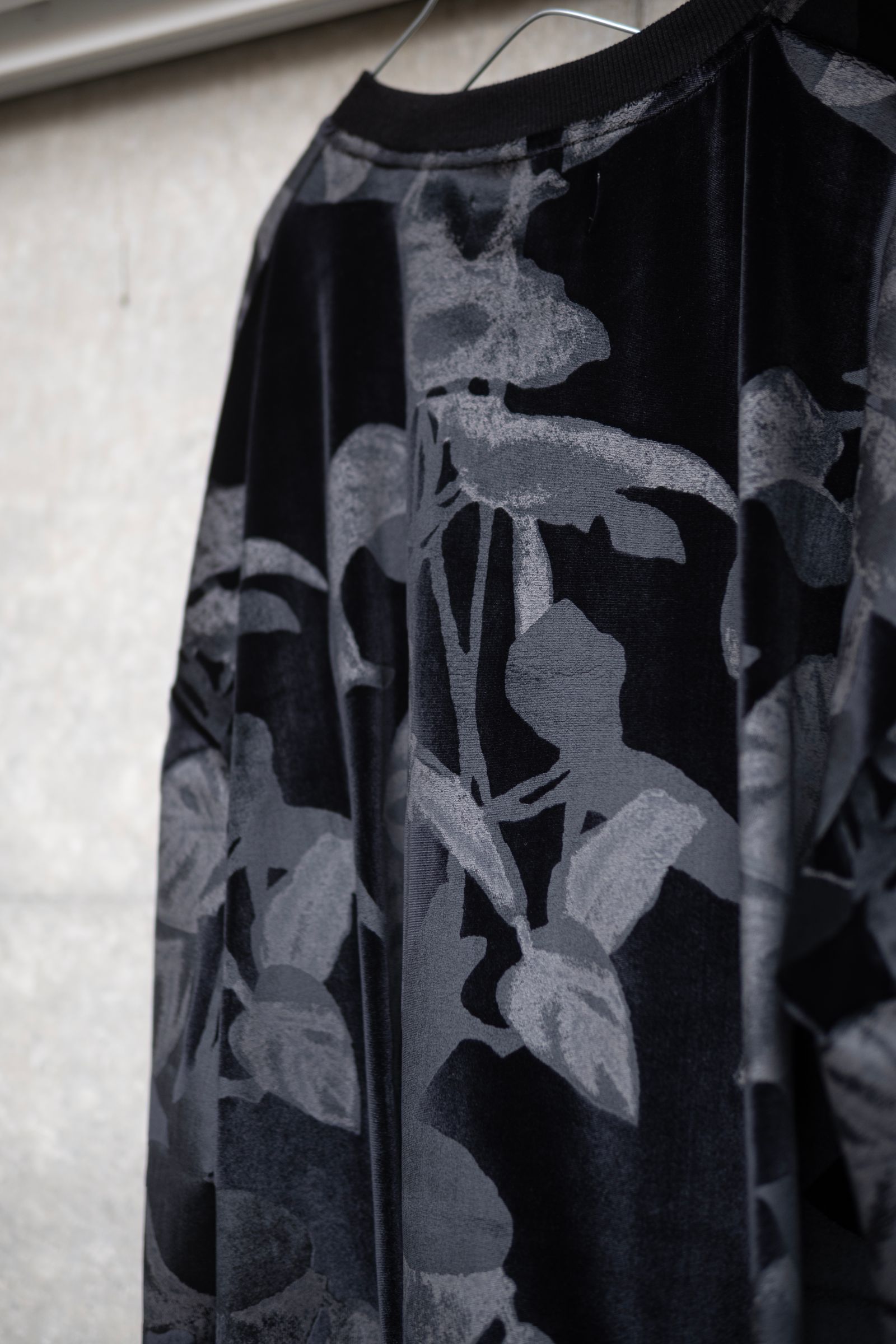 Crew Neck Side Vent Pullover / BLACK