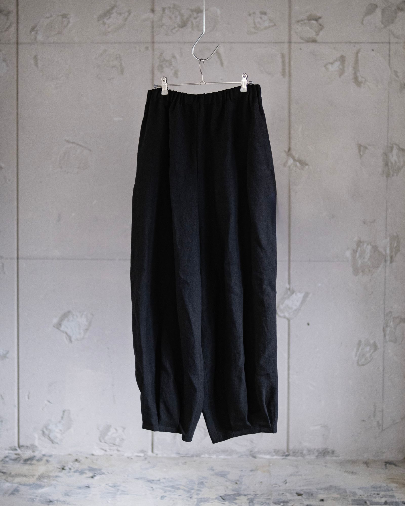 Linen Tucked Hem Wide Easy Pants / Black