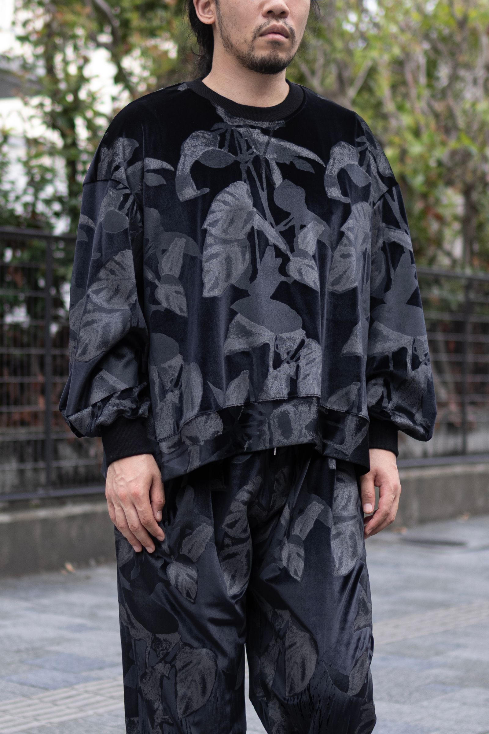 Crew Neck Side Vent Pullover / BLACK