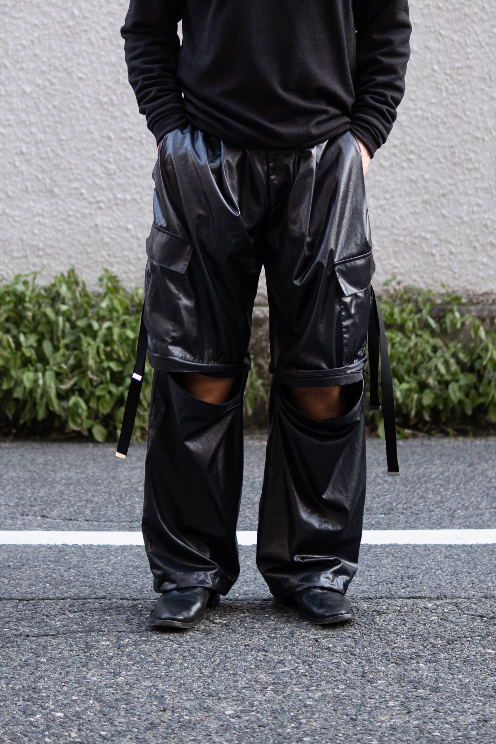 "FAKE-FAKE LEATHER II" DETACHABLE WIDE CARGO PANTS / BLACK