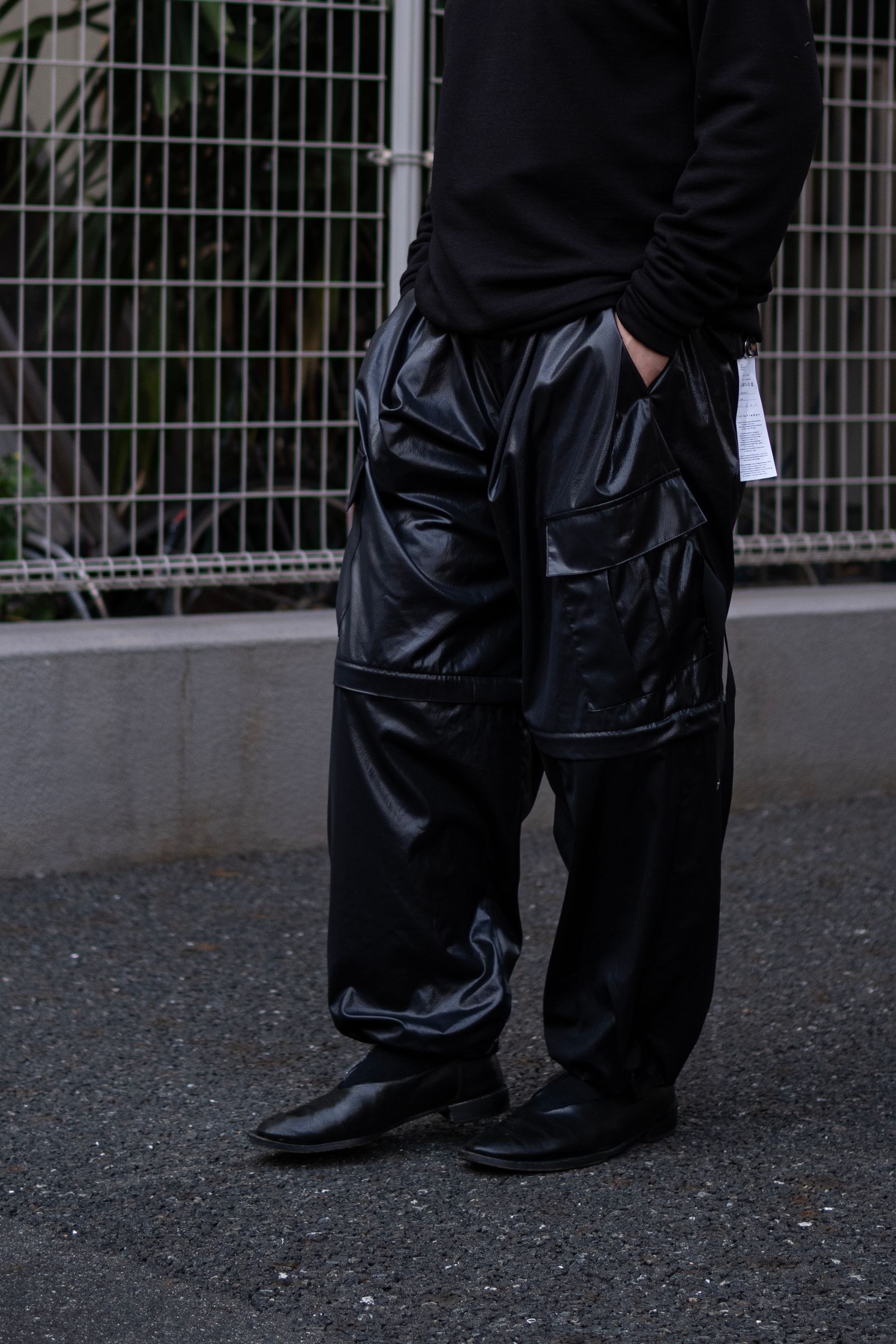"FAKE-FAKE LEATHER II" DETACHABLE WIDE CARGO PANTS / BLACK