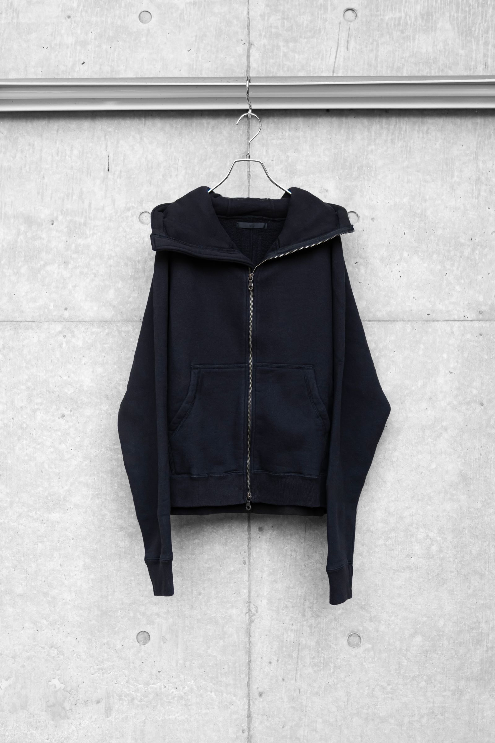 CROPPED BRUSHED HOODIE / BLACK