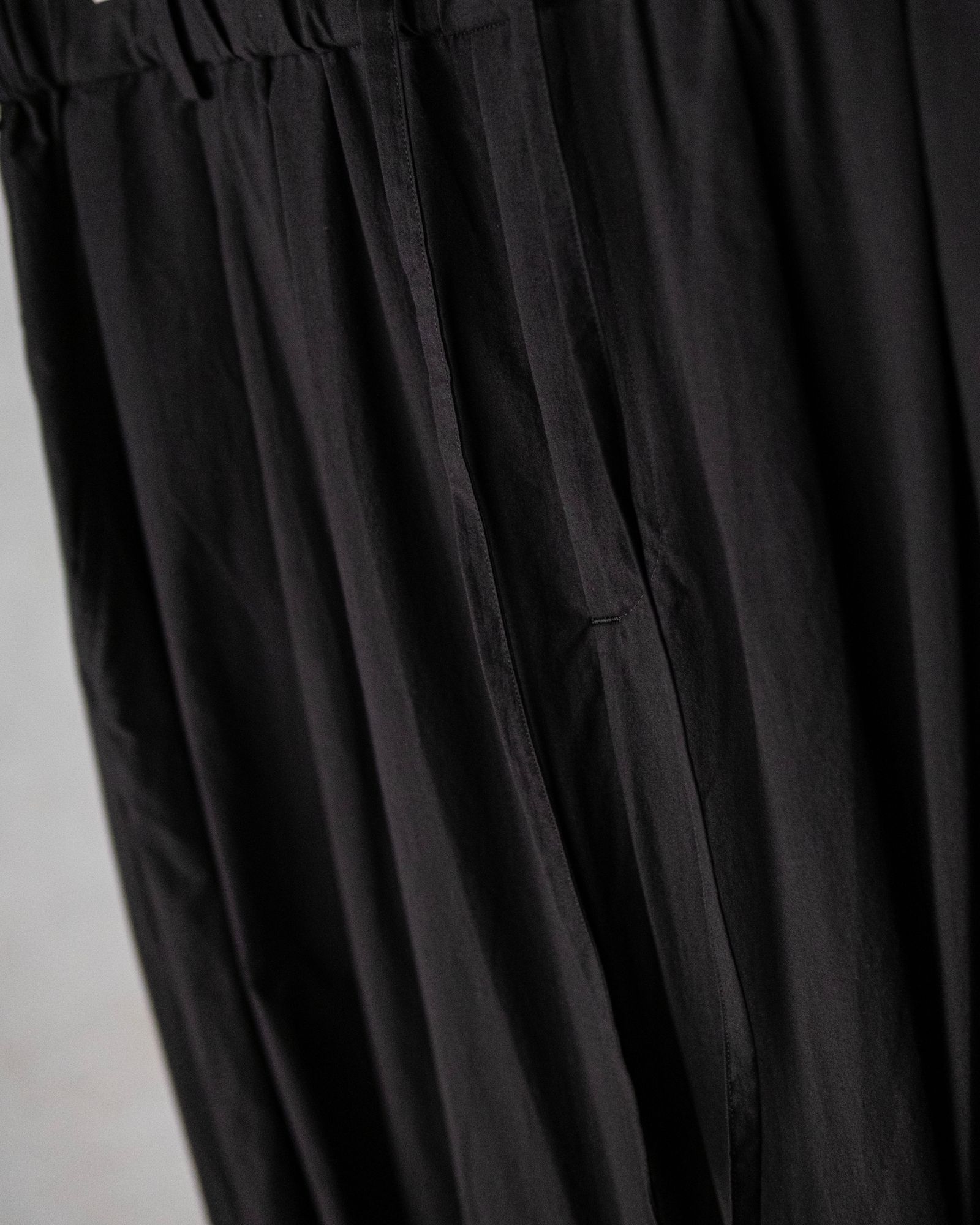 Soft Cotton Knee Tuck Pants / Black